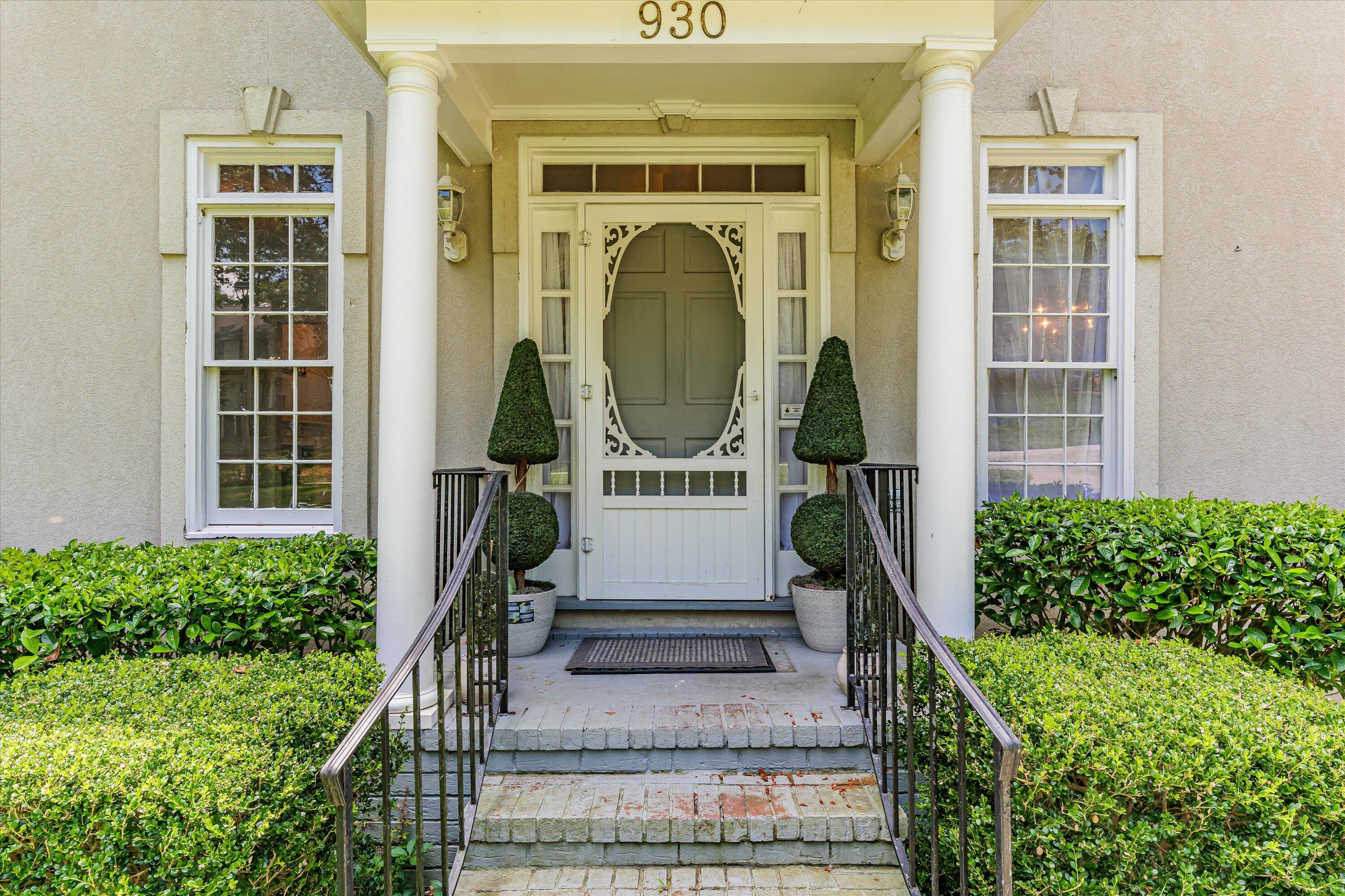 930 DEERCREST Circle