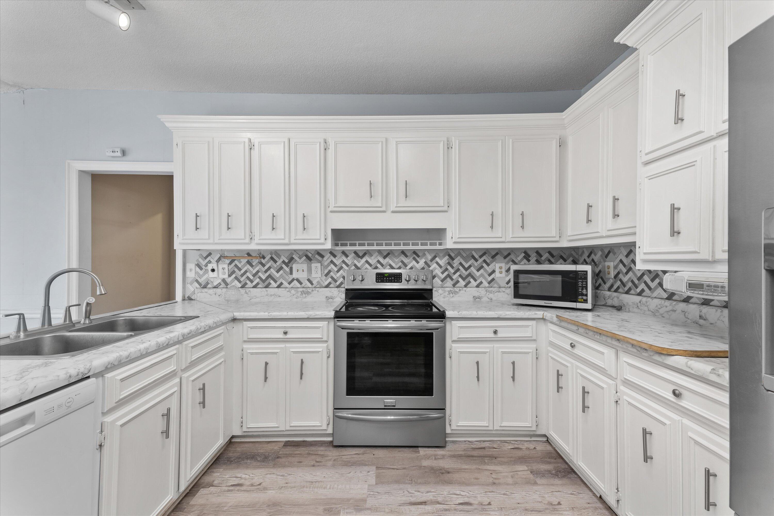 930 DEERCREST Circle