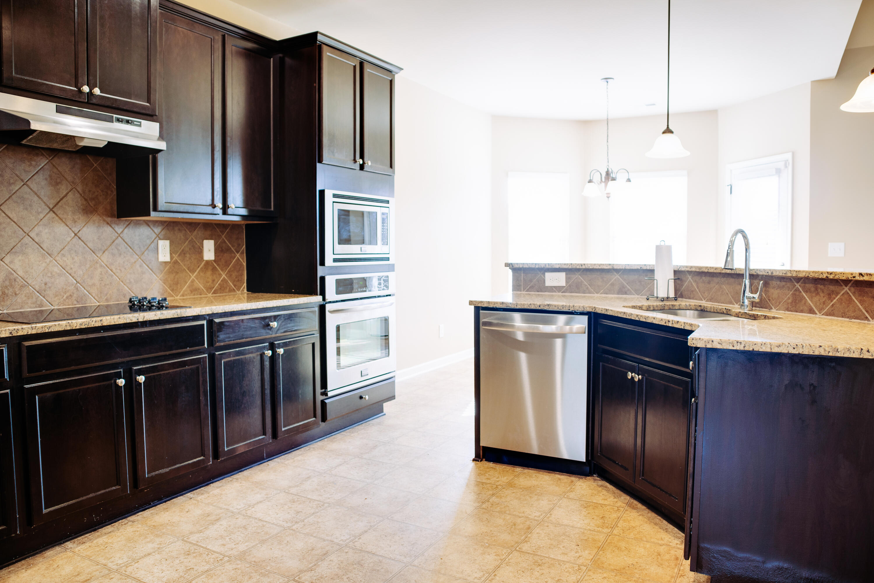 6085 REYNOLDS Circle