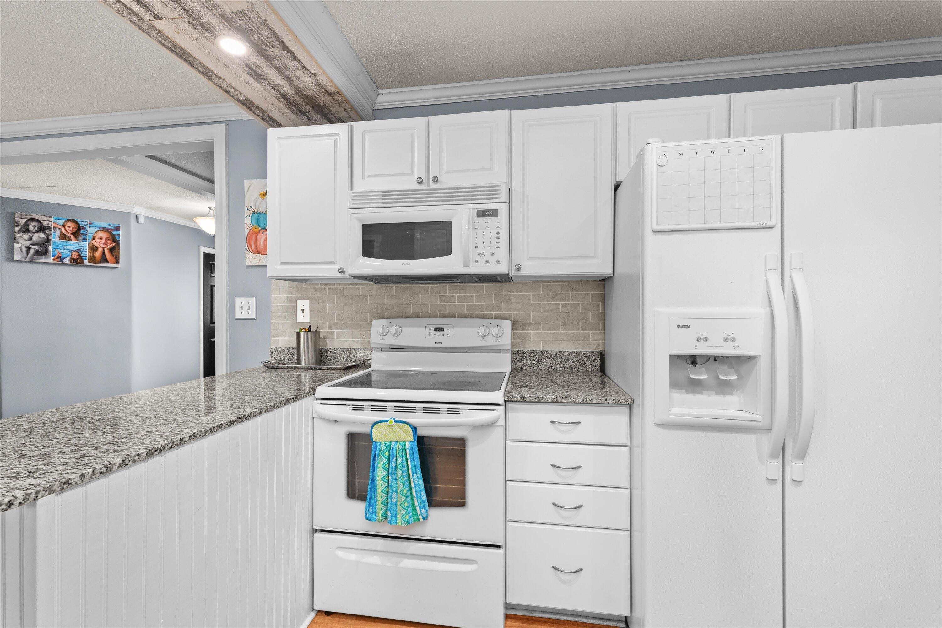 628 HAMPTON CIRCLE Circle