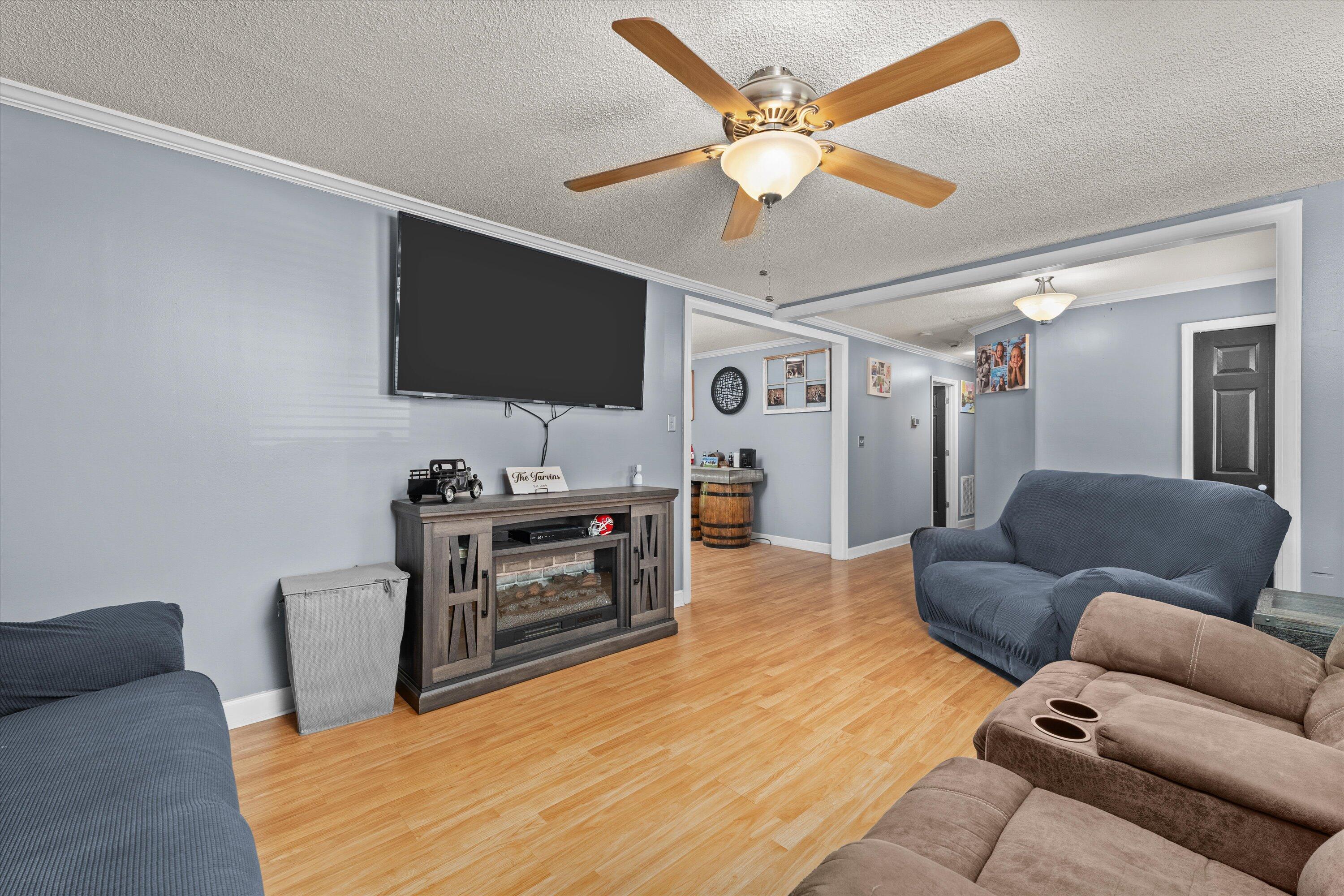 628 HAMPTON CIRCLE Circle