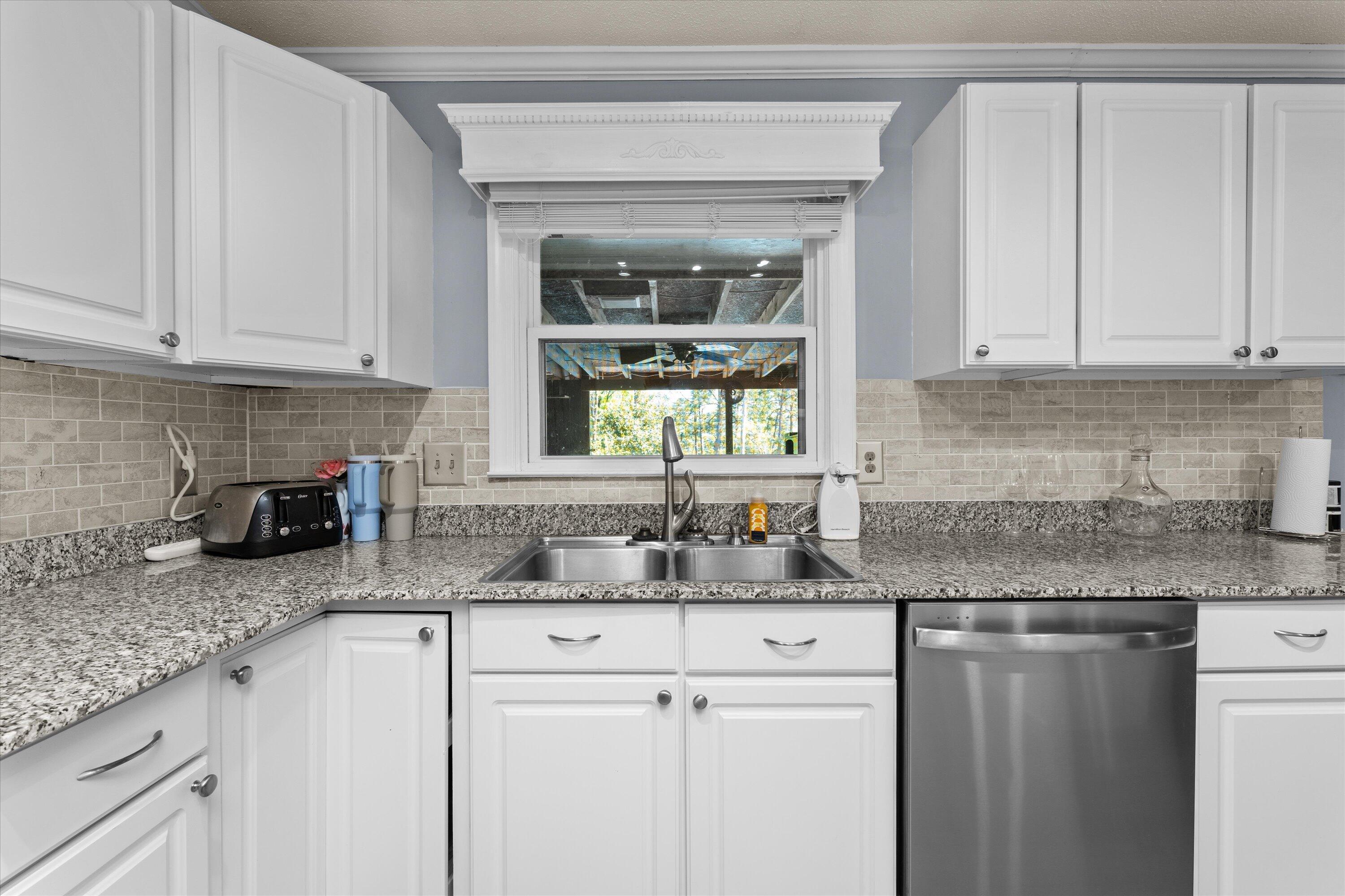 628 HAMPTON CIRCLE Circle