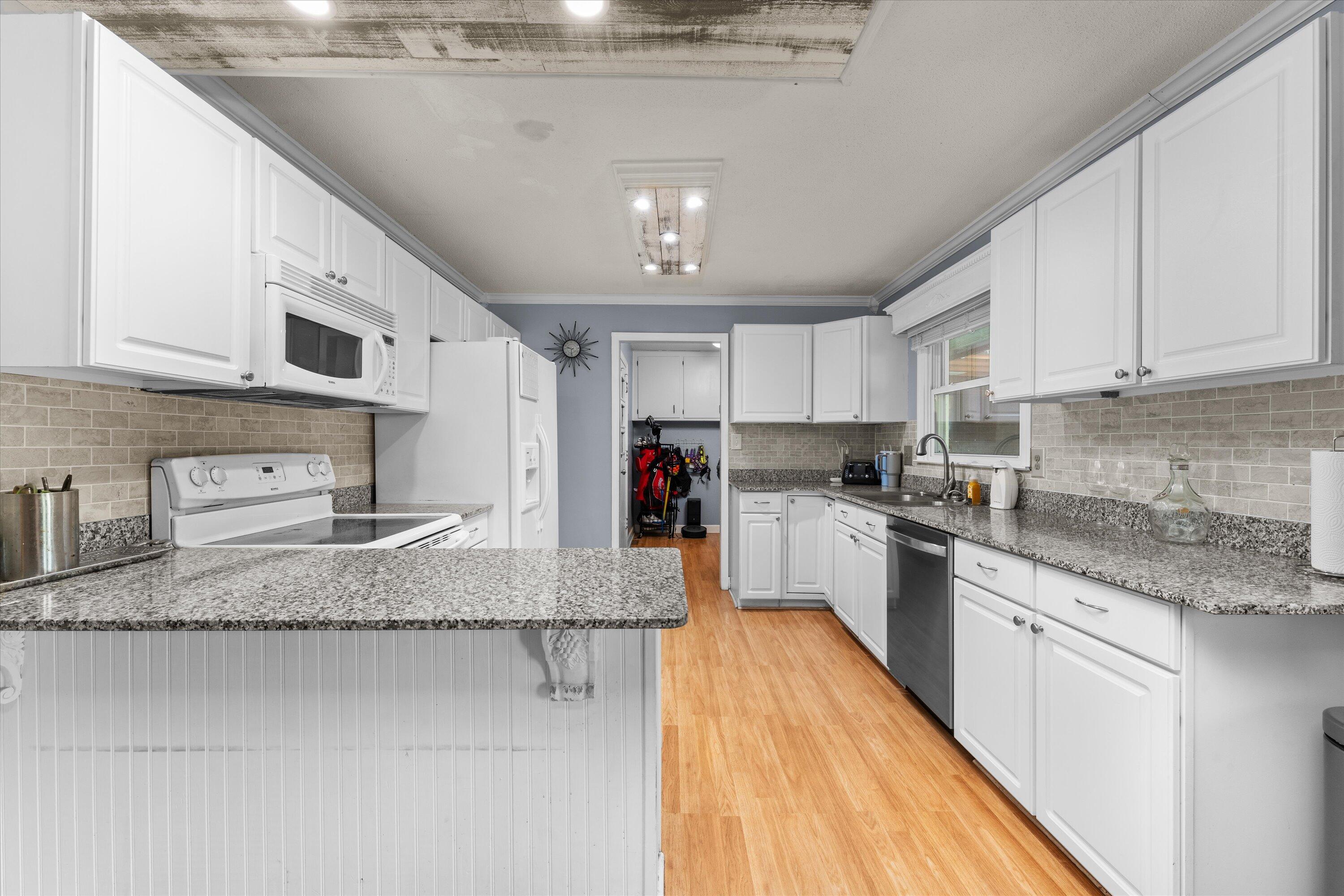 628 HAMPTON CIRCLE Circle