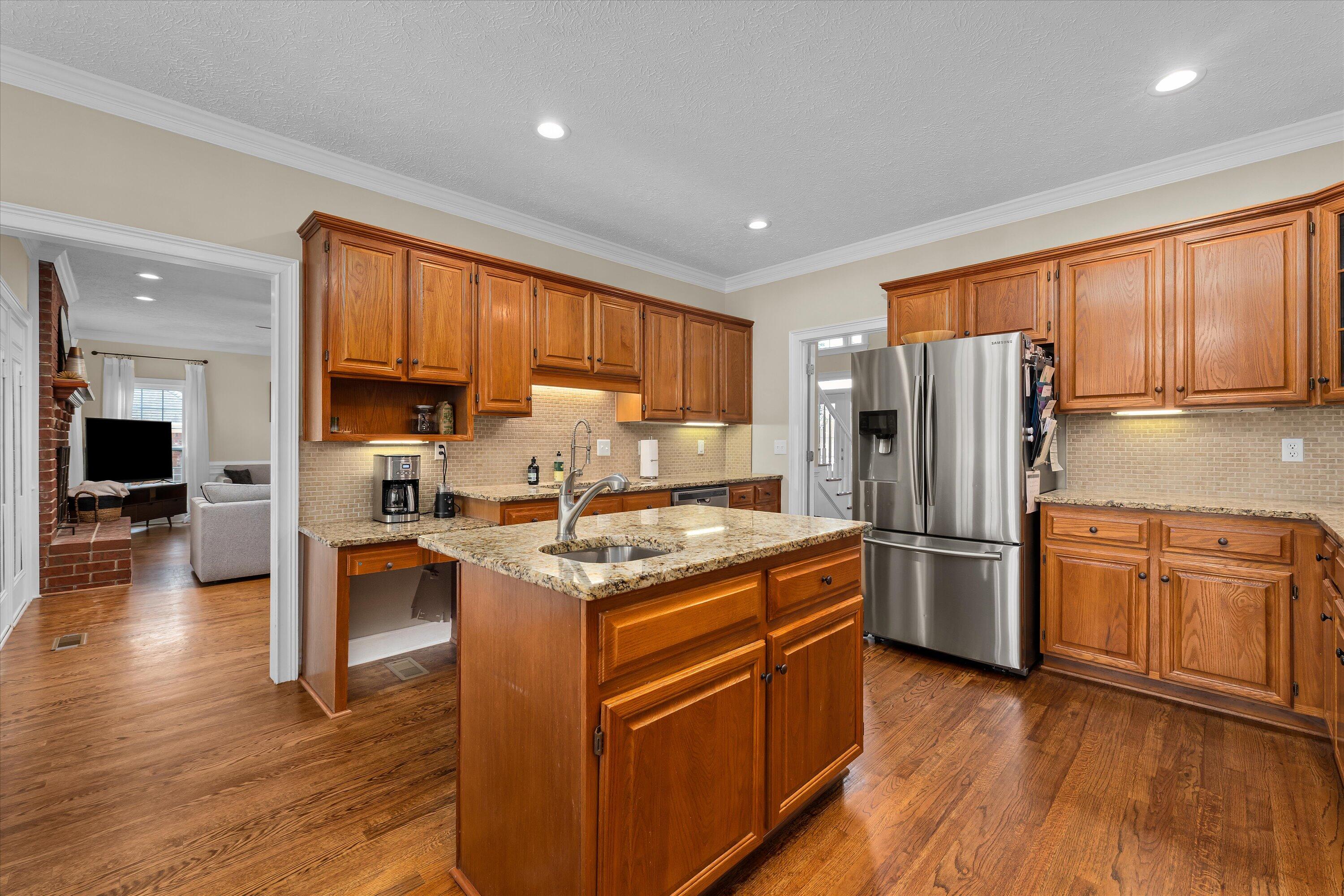 647 WHITEWOOD WAY Way