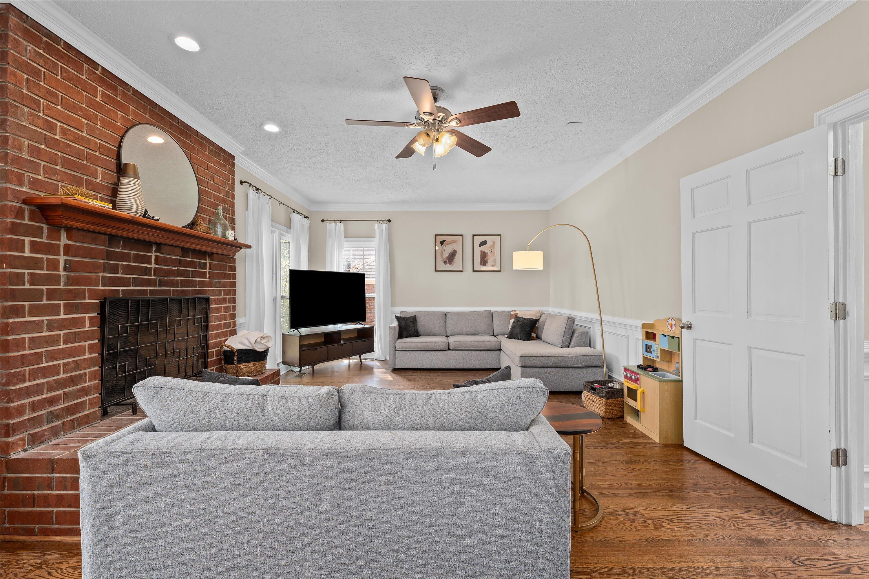 647 WHITEWOOD WAY Way