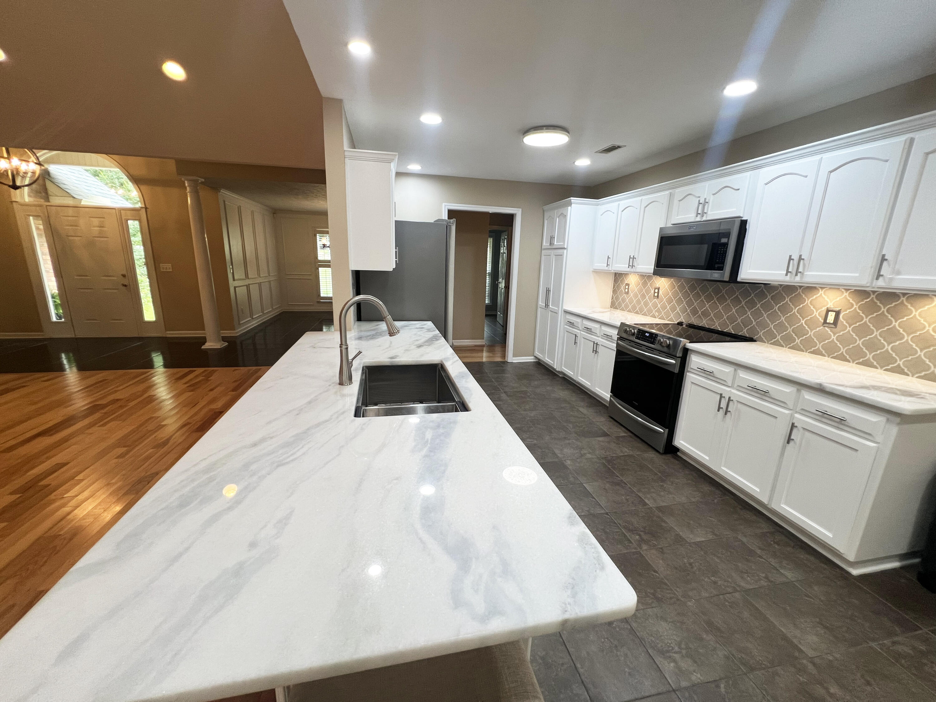 945 CURRYTOWNE Boulevard