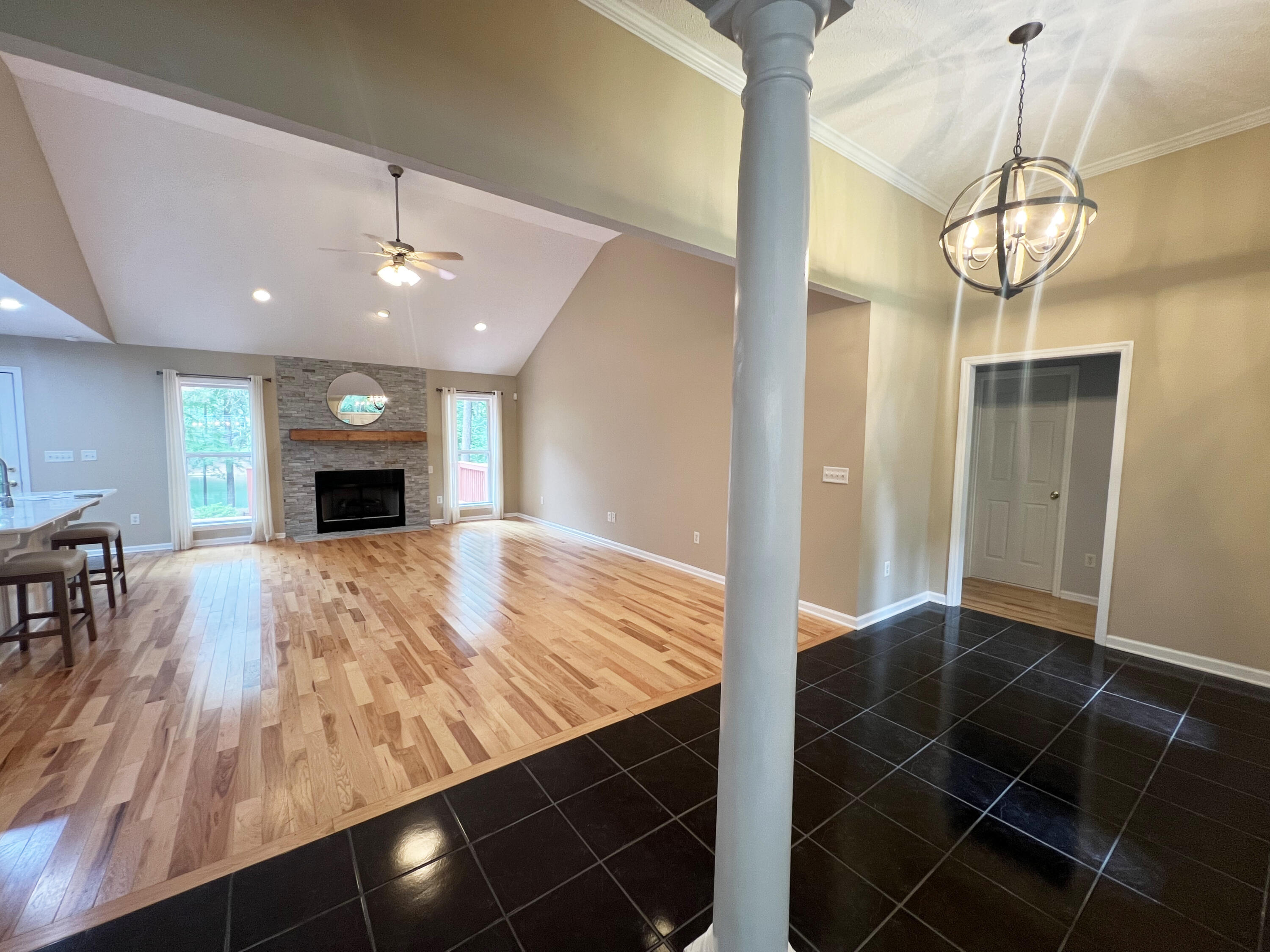 945 CURRYTOWNE Boulevard