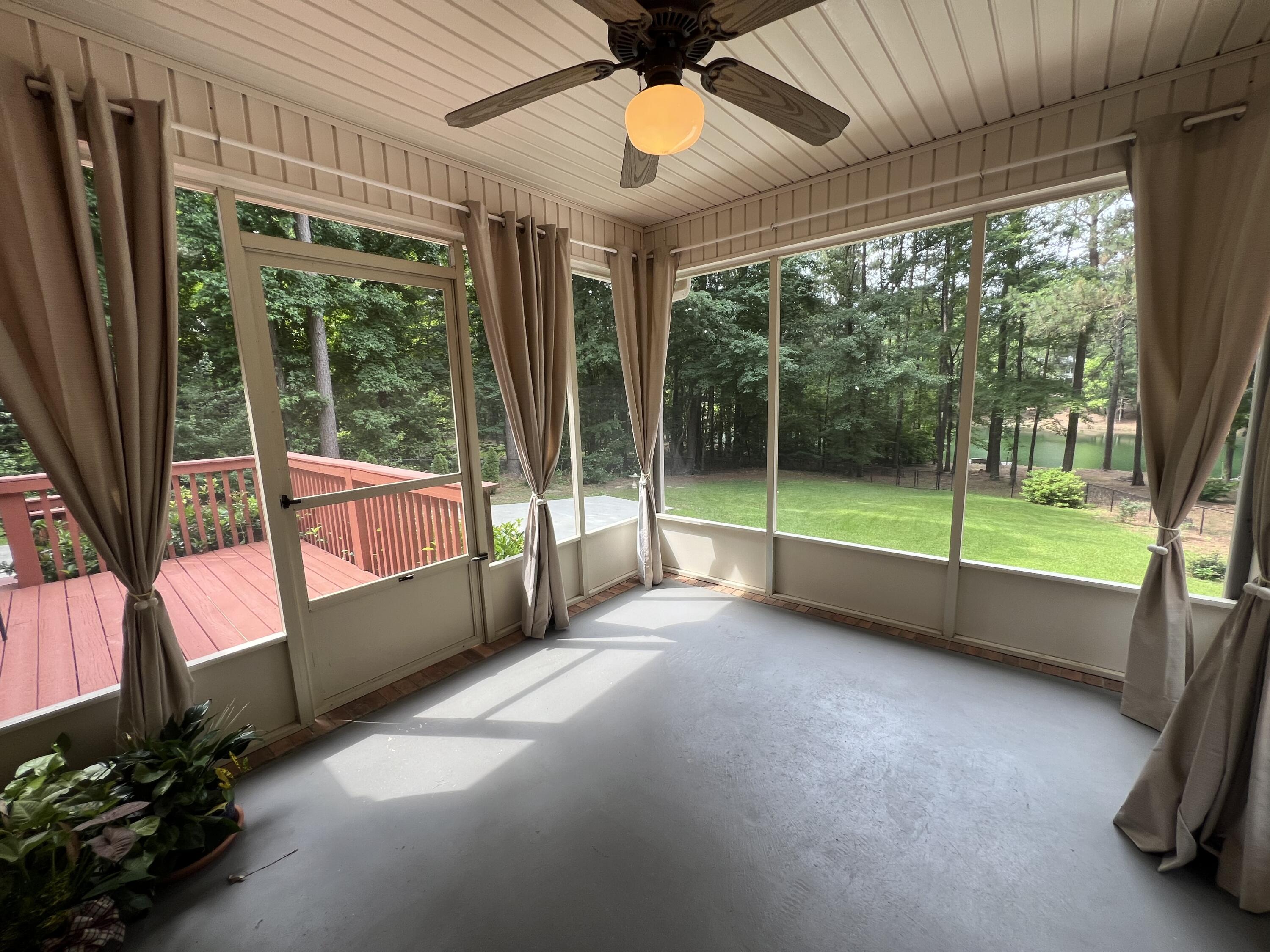 945 CURRYTOWNE Boulevard