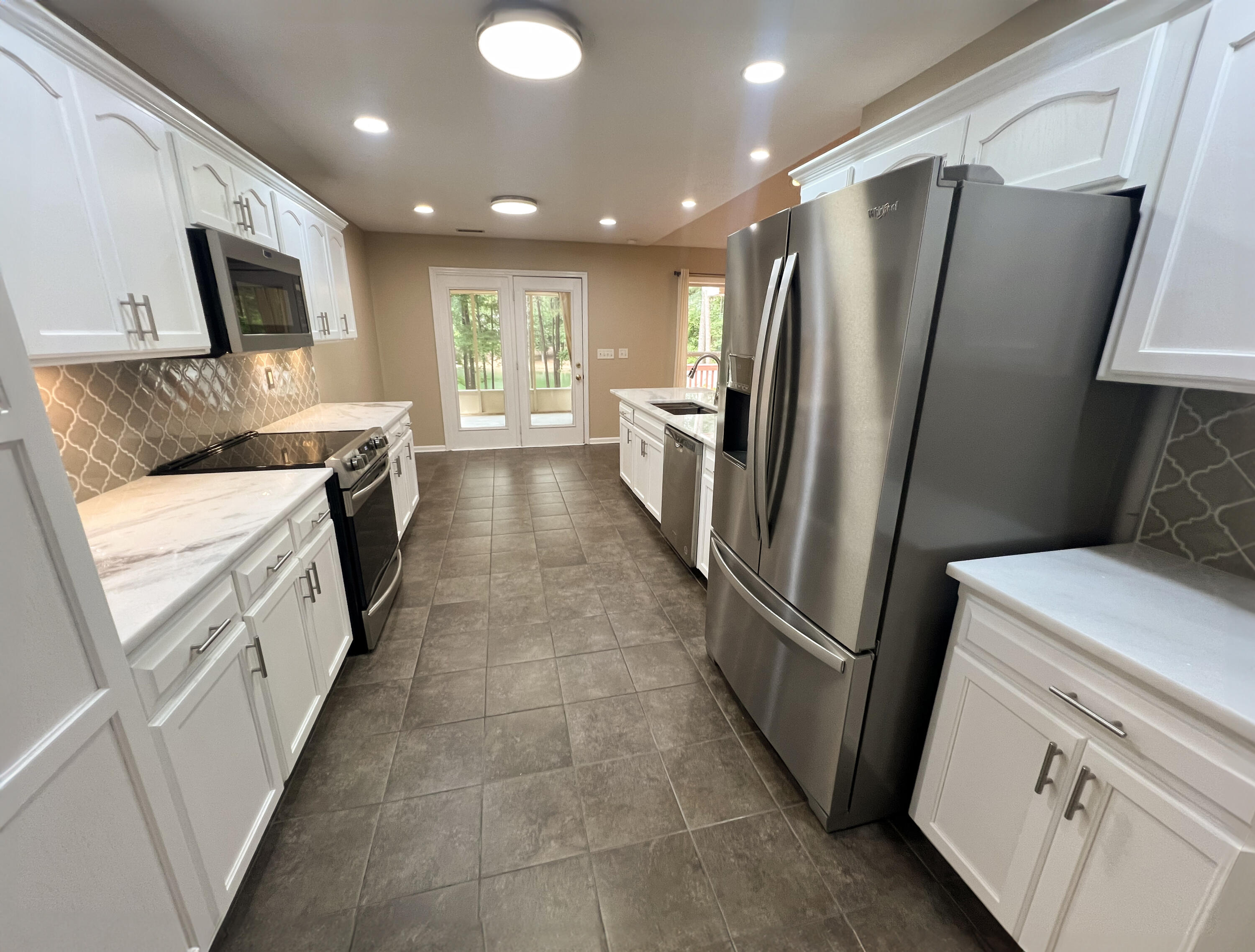 945 CURRYTOWNE Boulevard