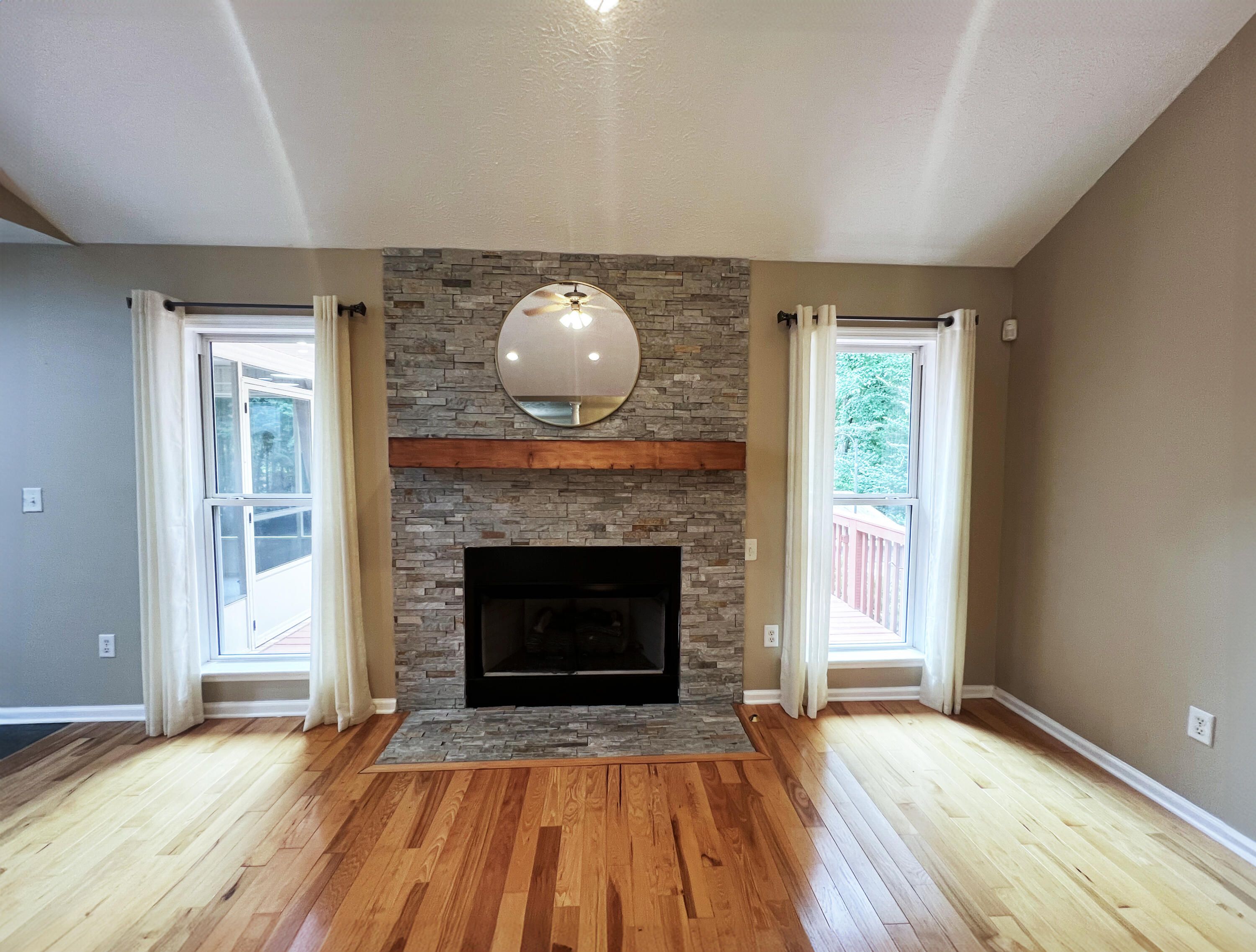 945 CURRYTOWNE Boulevard