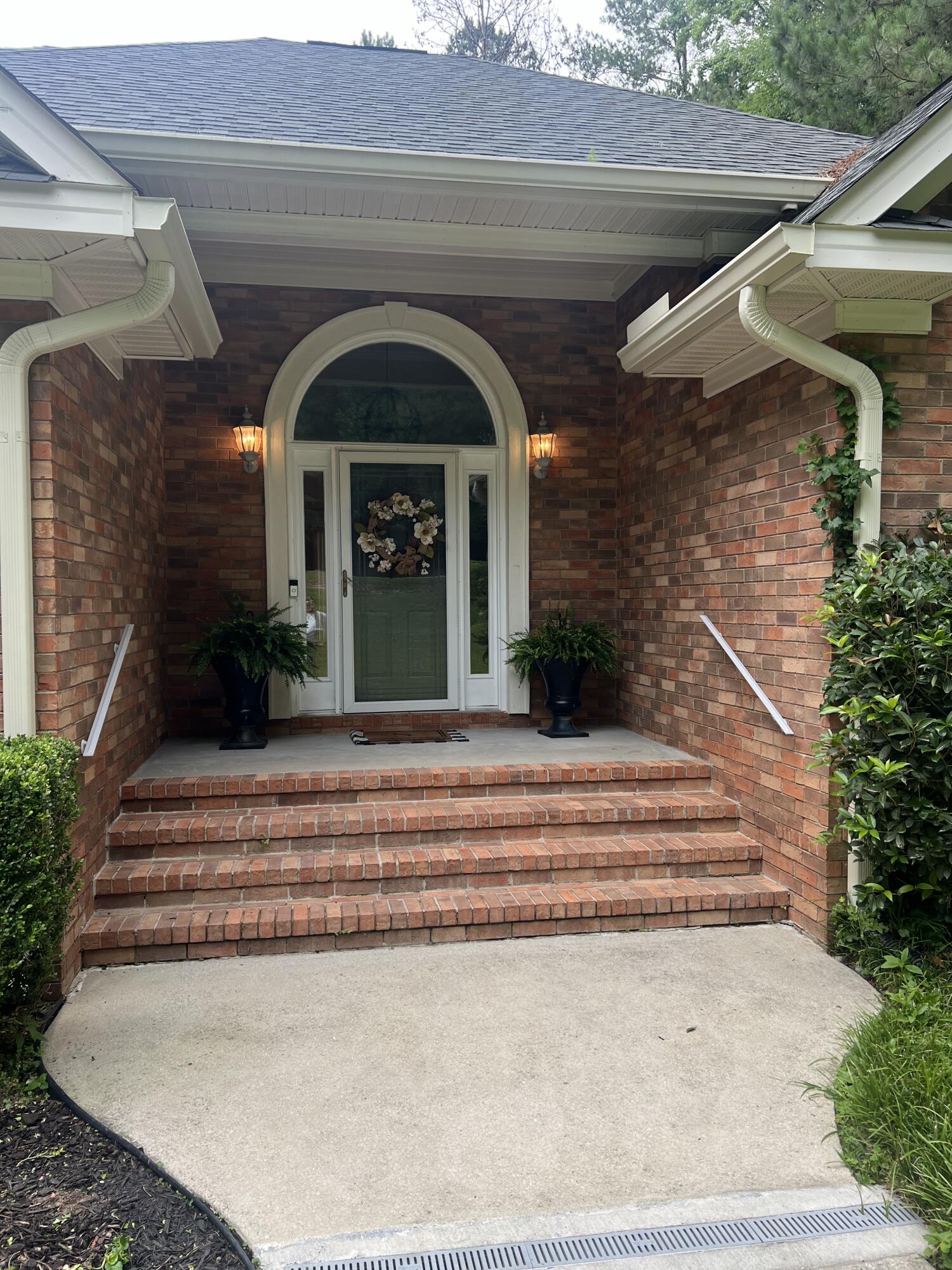 945 CURRYTOWNE Boulevard