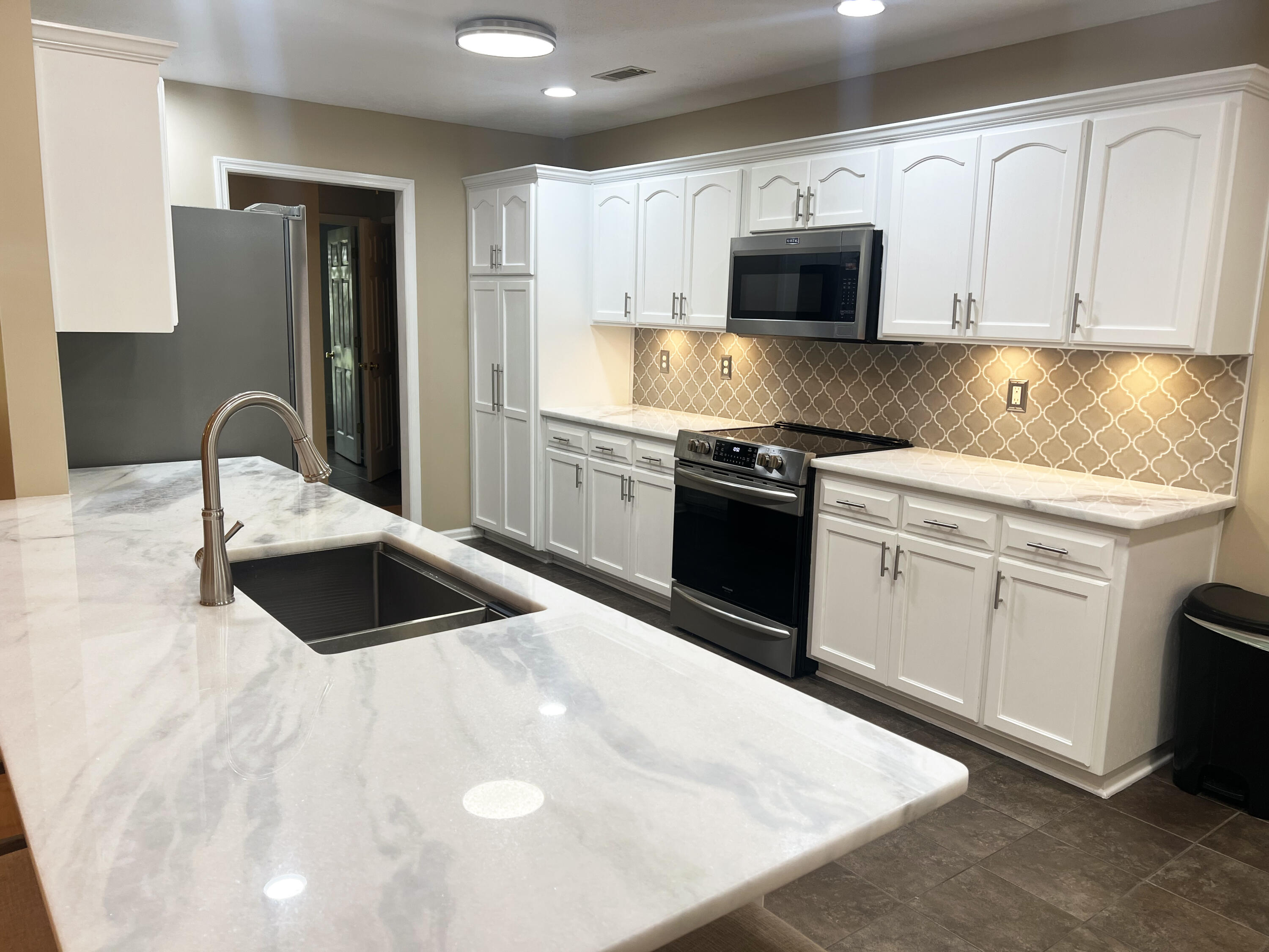 945 CURRYTOWNE Boulevard