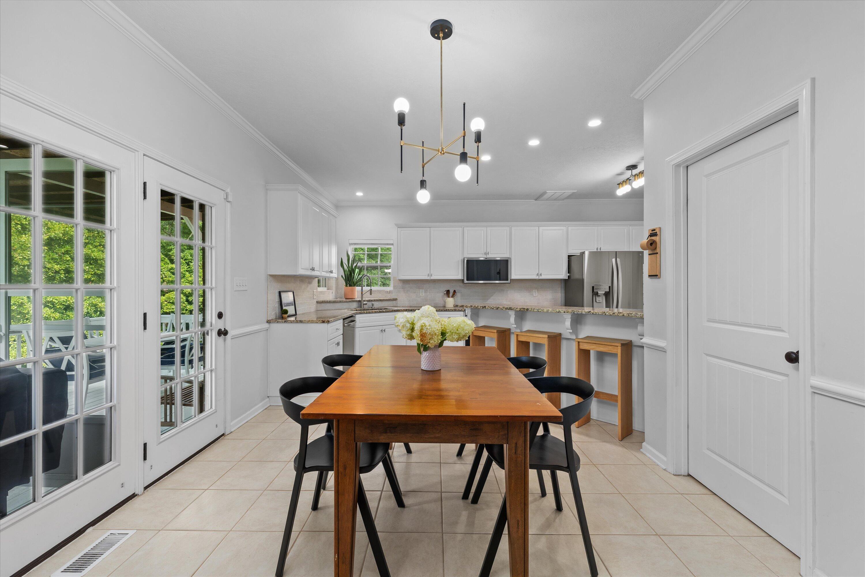 1667 JAMESTOWN Avenue