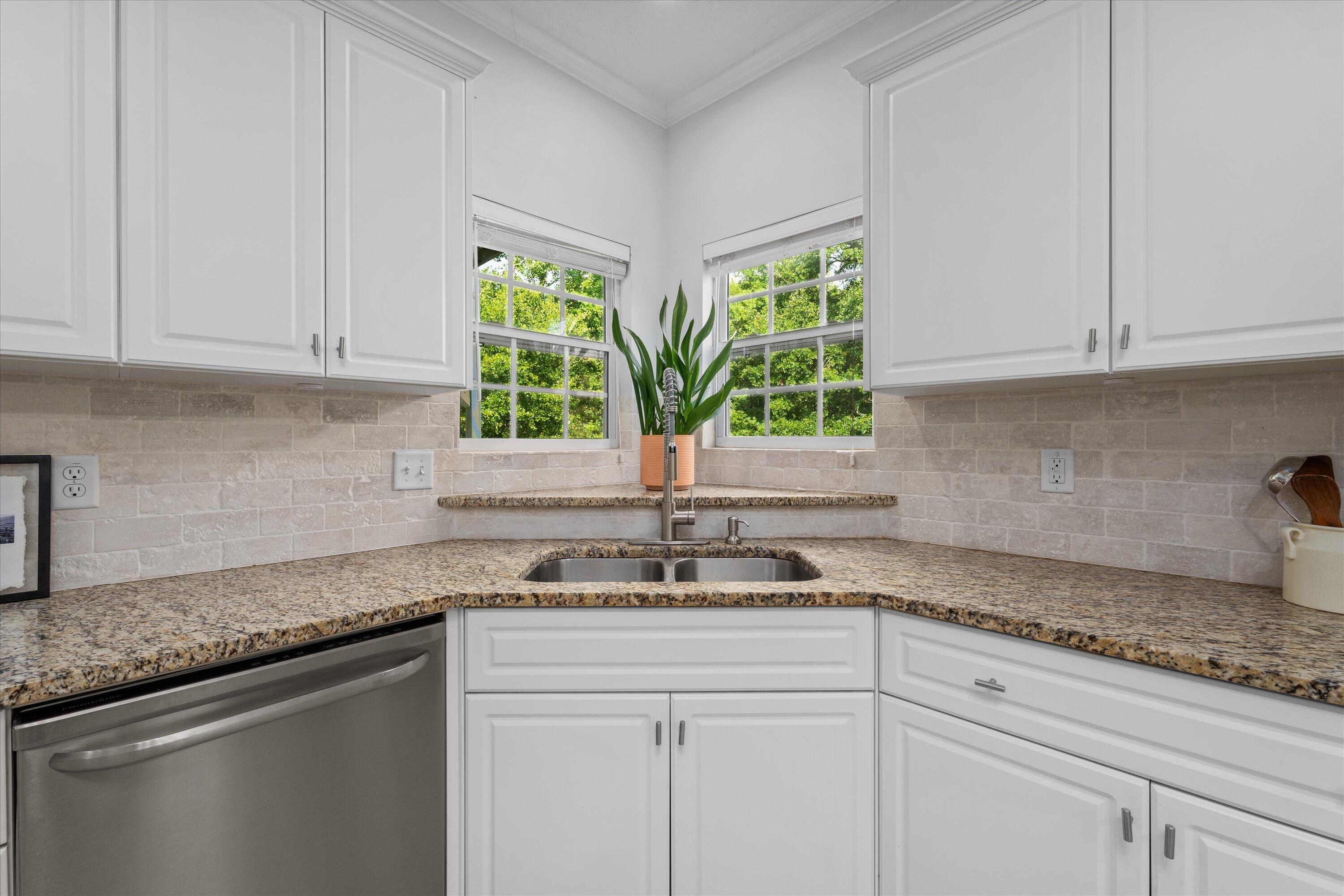 1667 JAMESTOWN Avenue