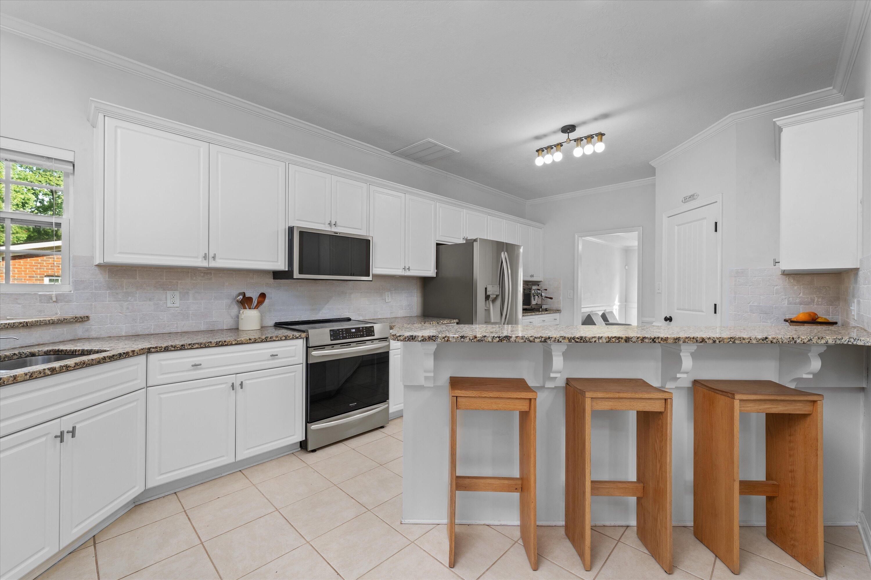 1667 JAMESTOWN Avenue