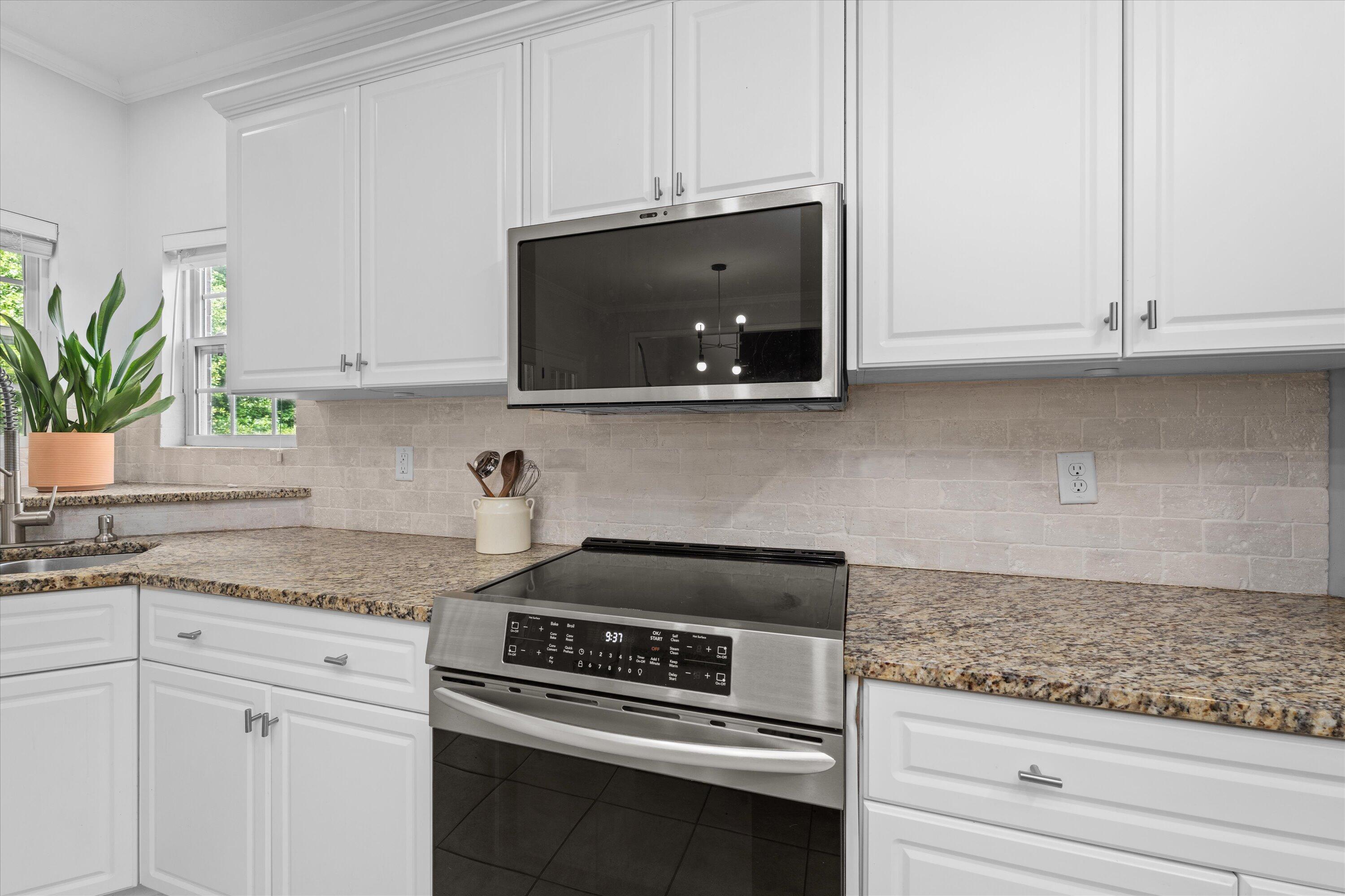 1667 JAMESTOWN Avenue