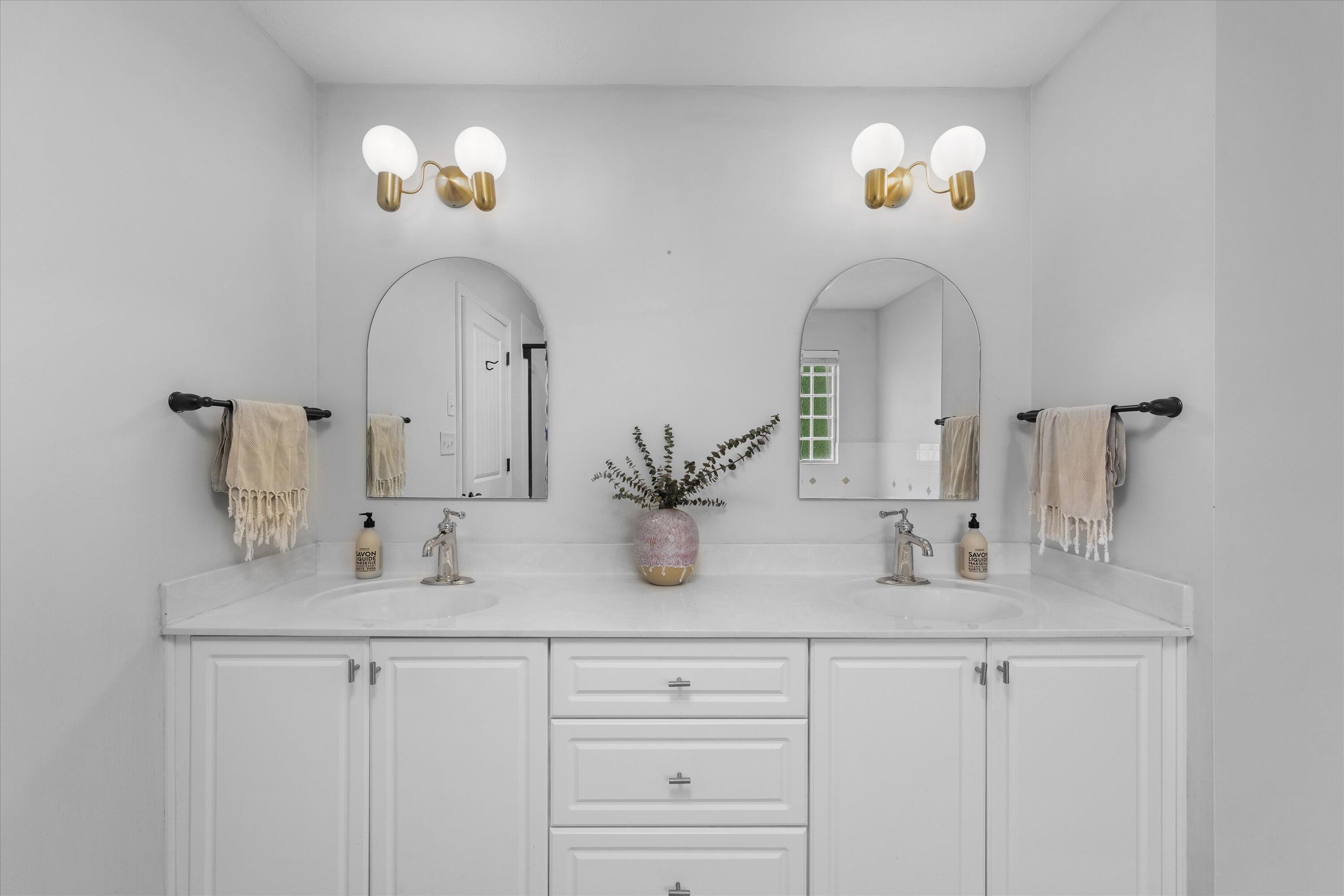 1667 JAMESTOWN Avenue