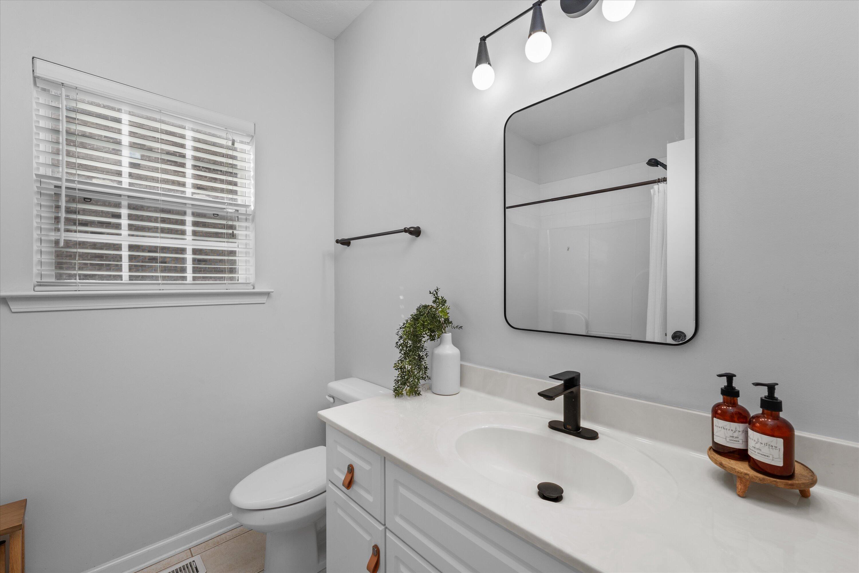 1667 JAMESTOWN Avenue