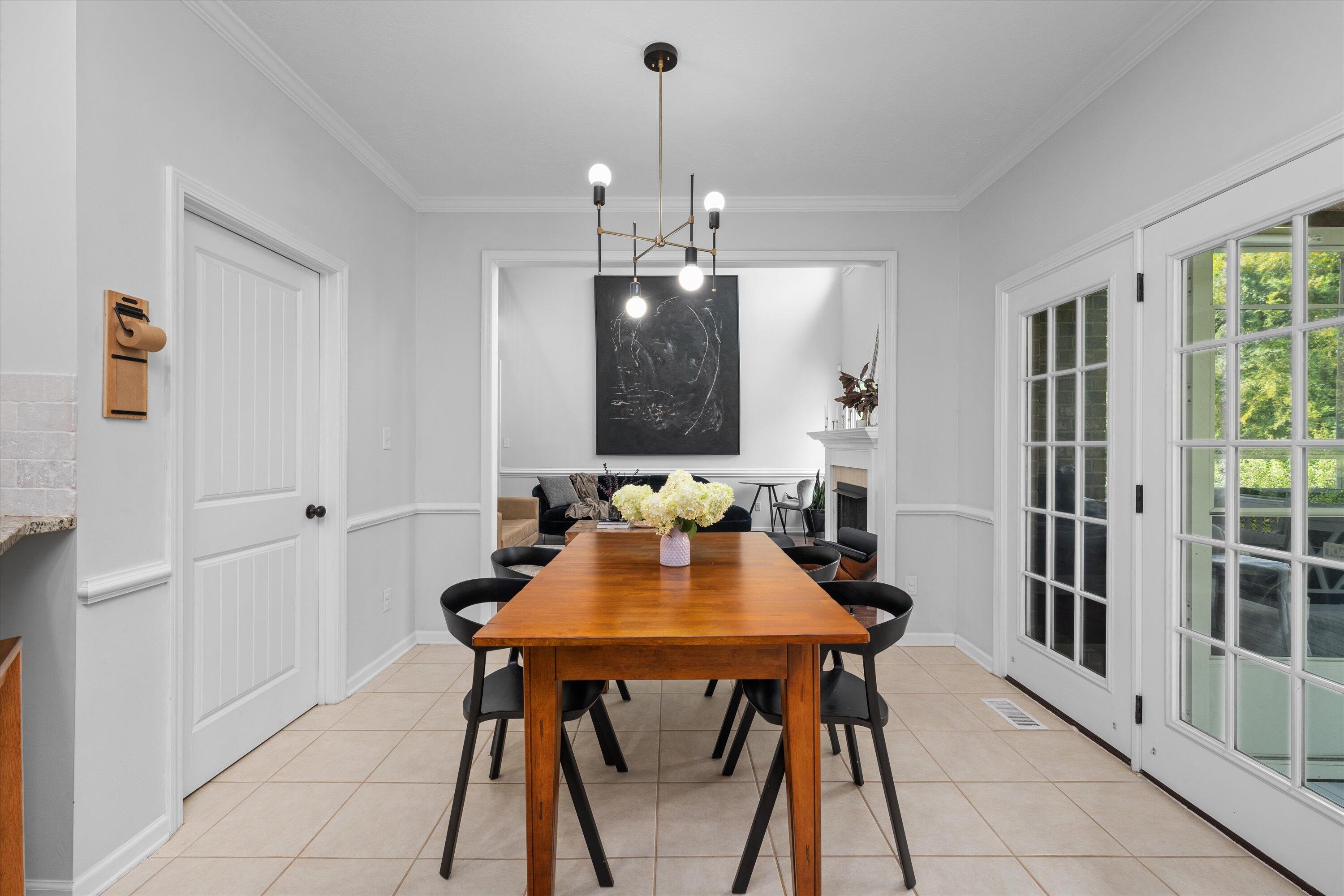 1667 JAMESTOWN Avenue