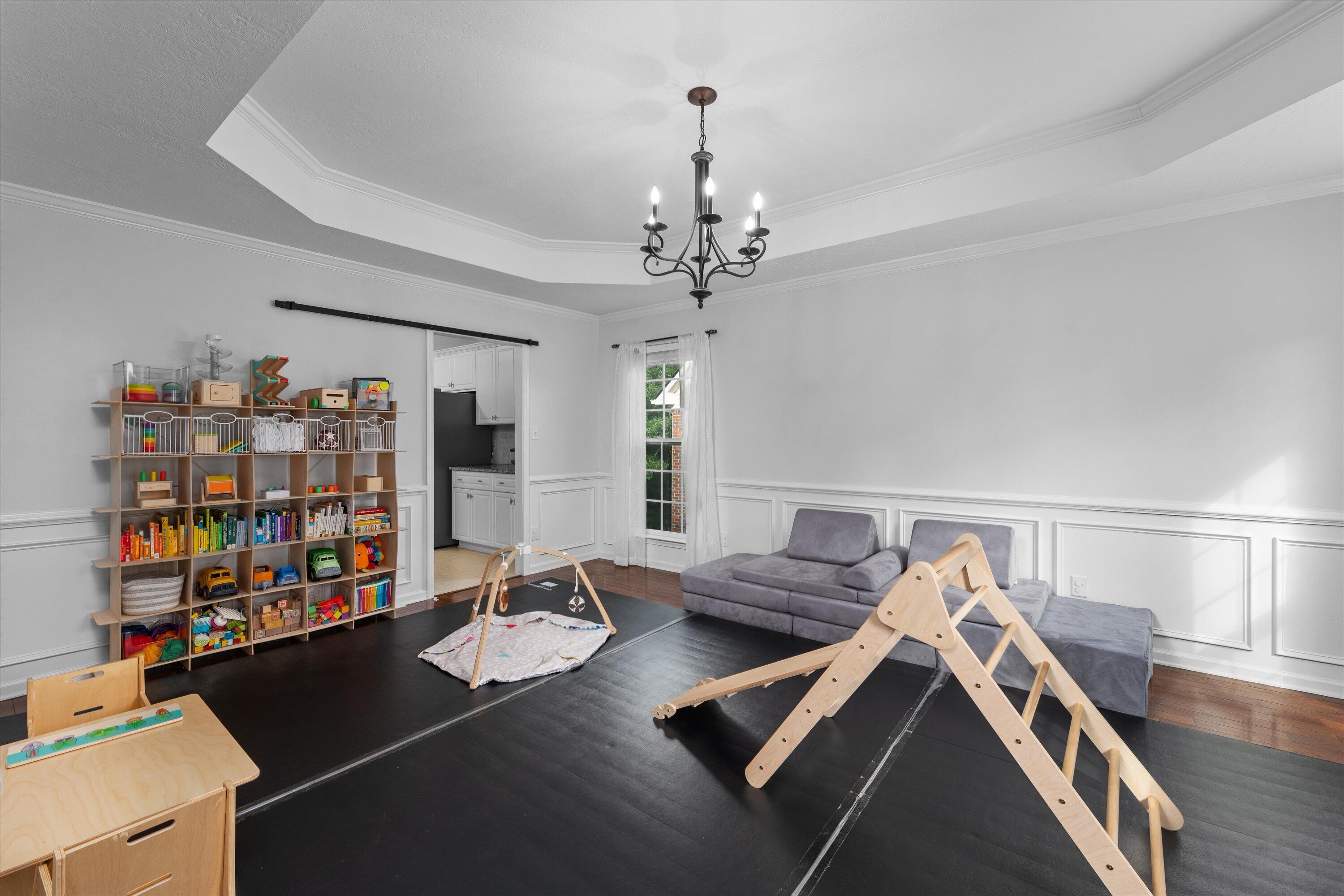 1667 JAMESTOWN Avenue