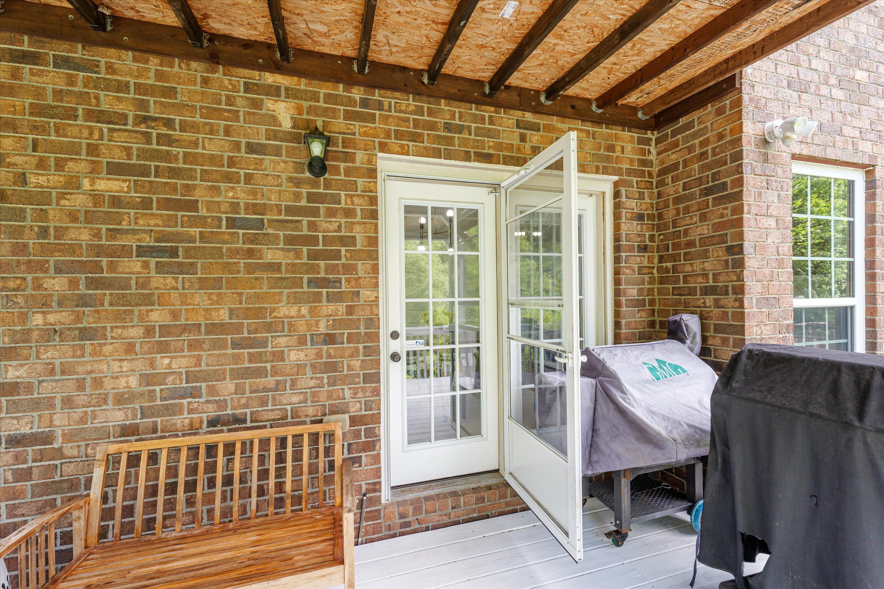 1667 JAMESTOWN Avenue