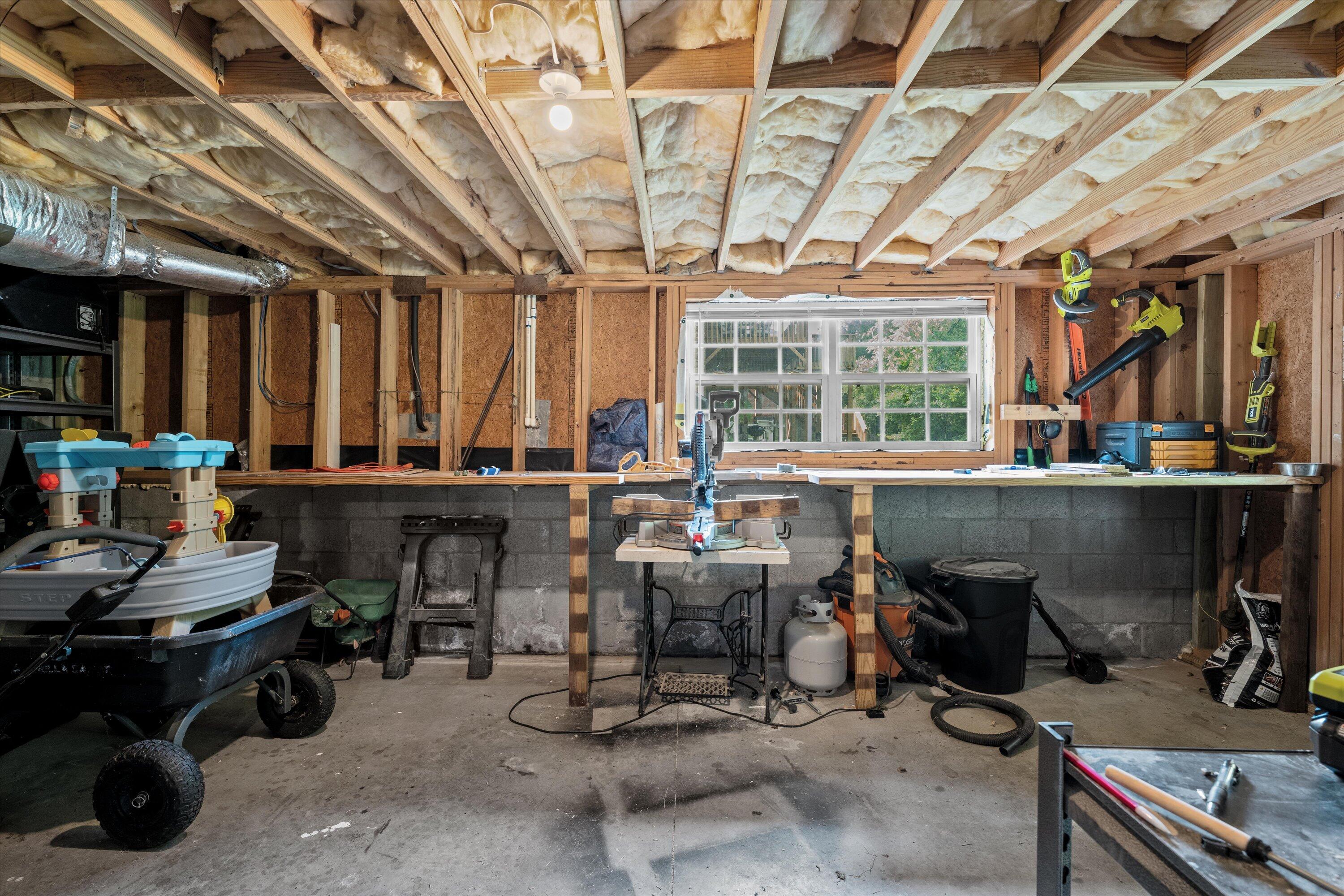 1667 JAMESTOWN Avenue