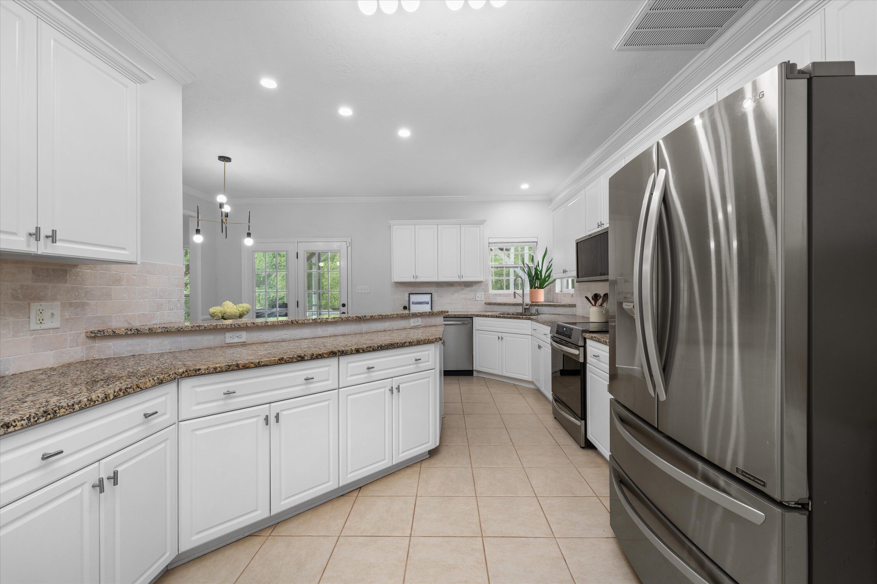 1667 JAMESTOWN Avenue