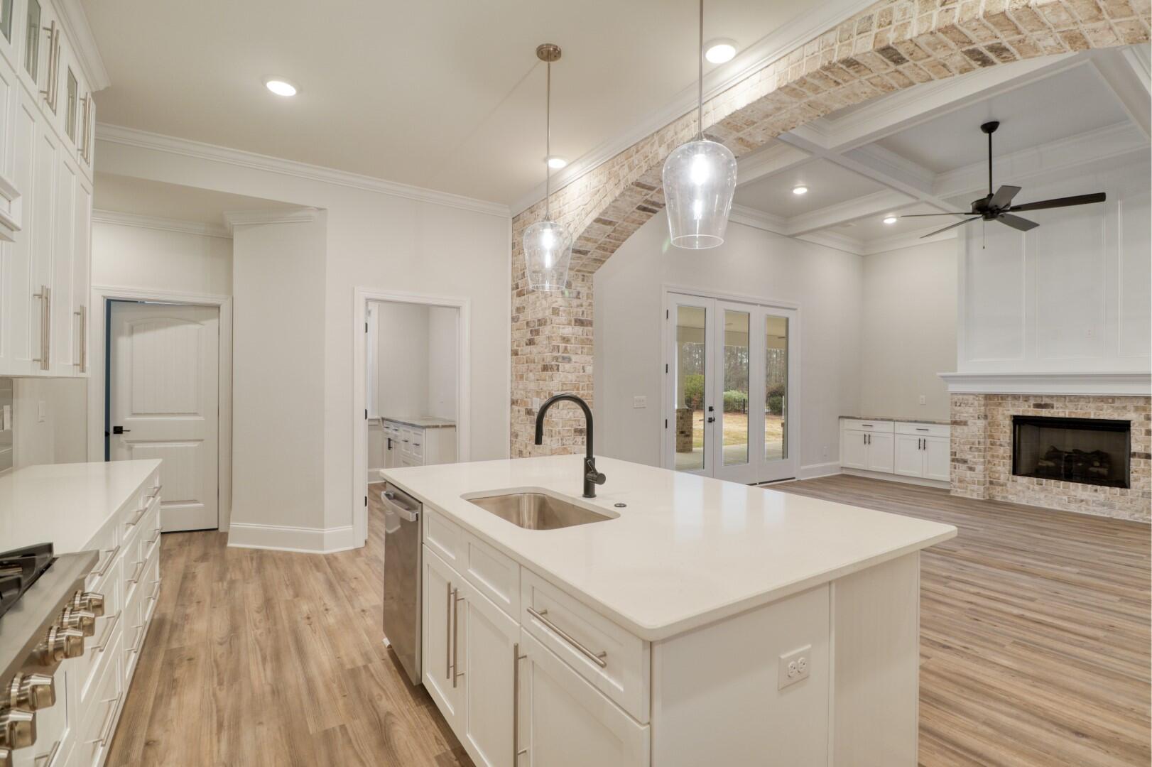 525 LONGSHADOW Drive