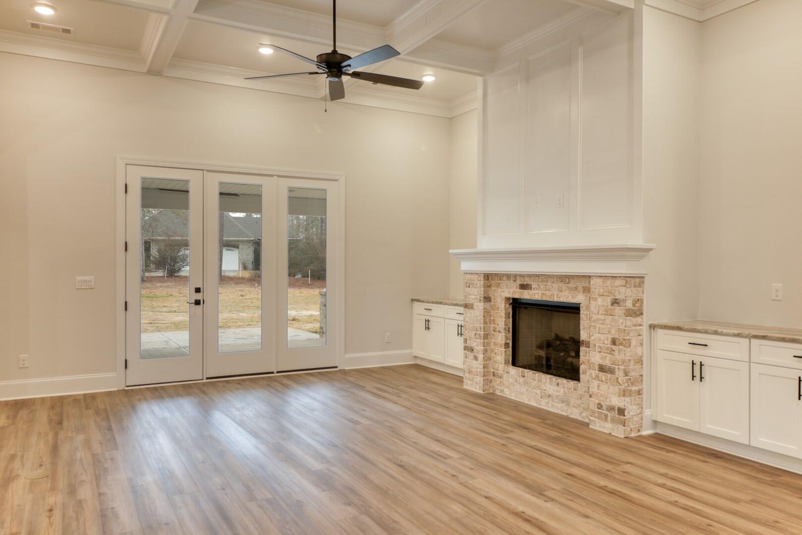 525 LONGSHADOW Drive