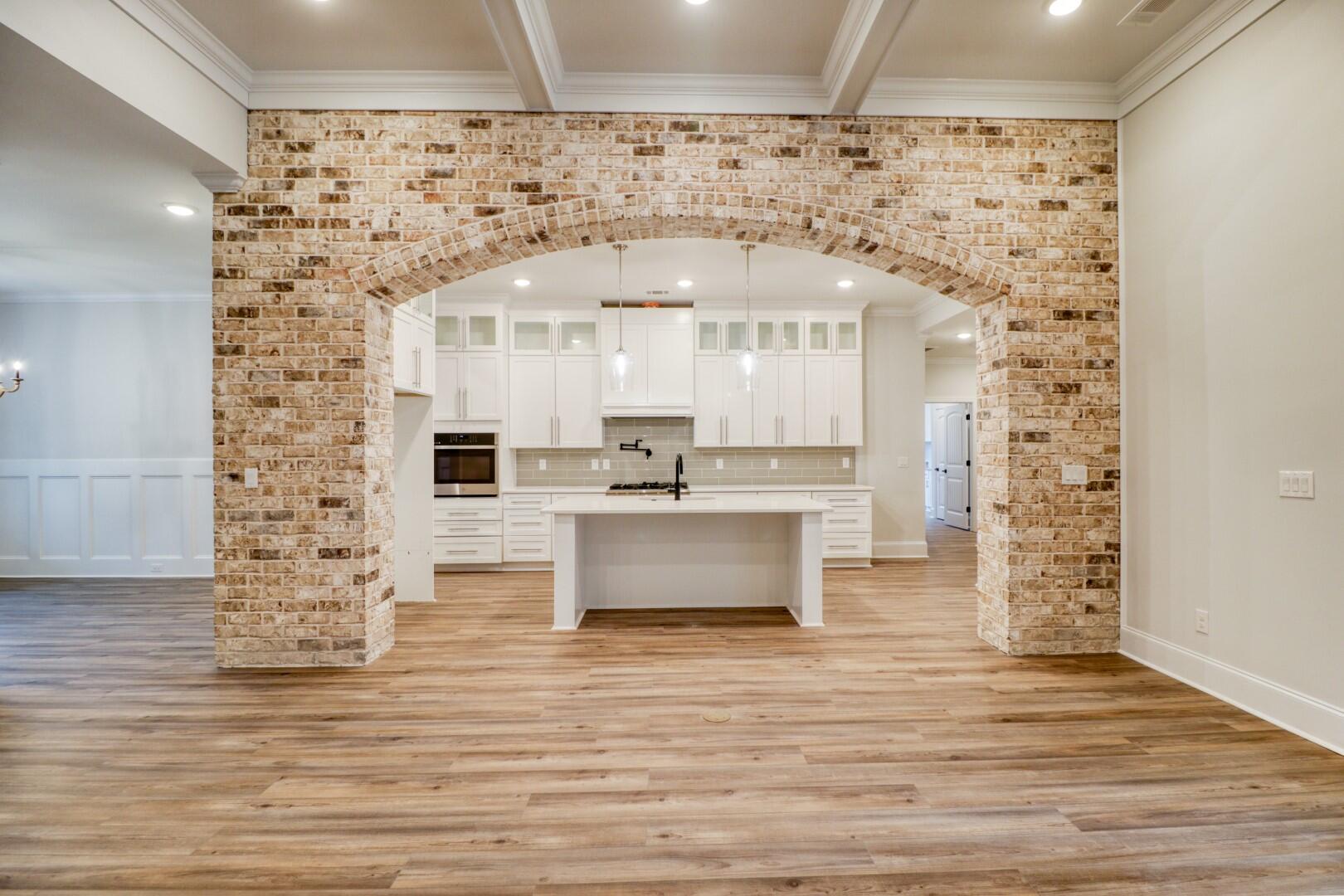 525 LONGSHADOW Drive