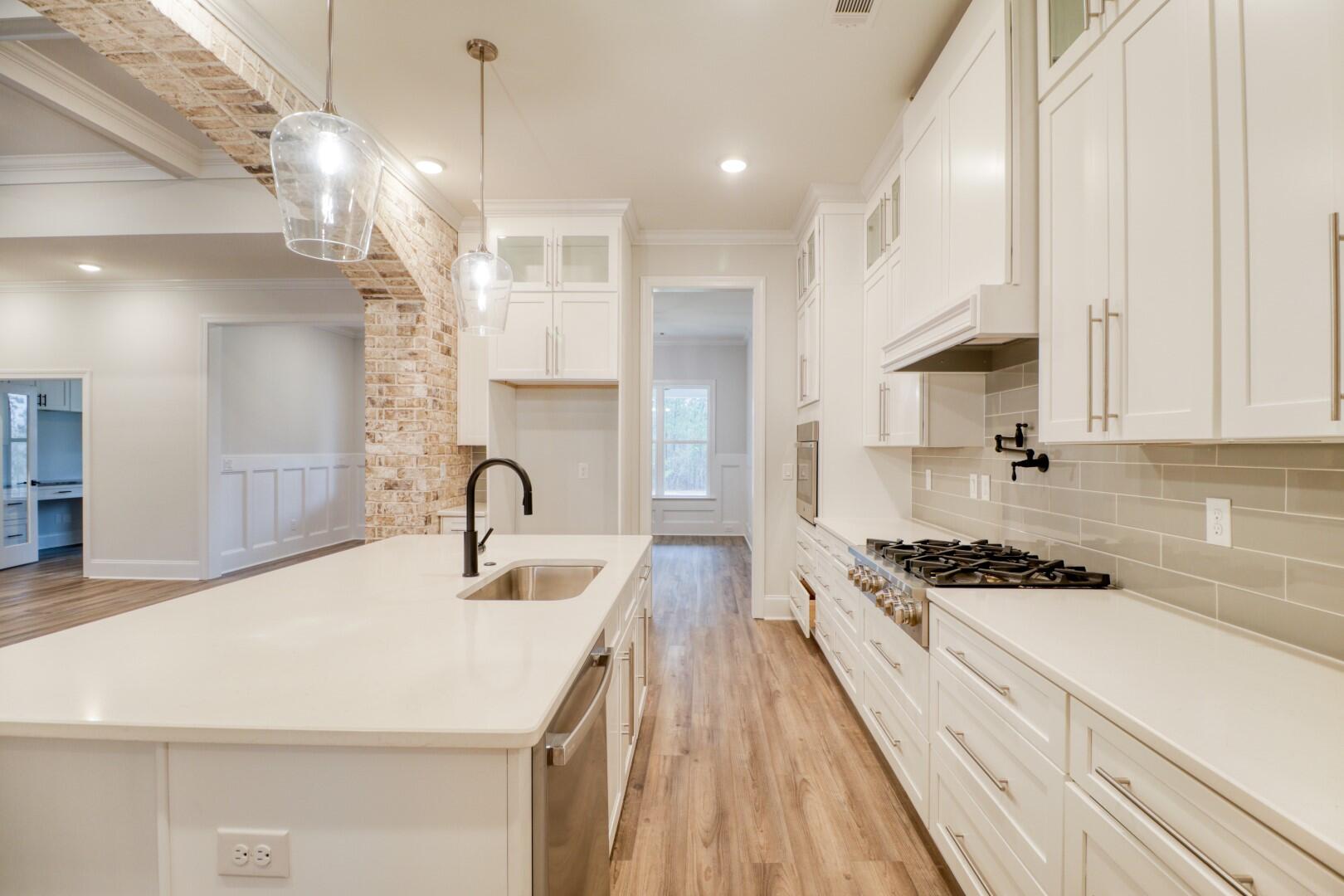 525 LONGSHADOW Drive