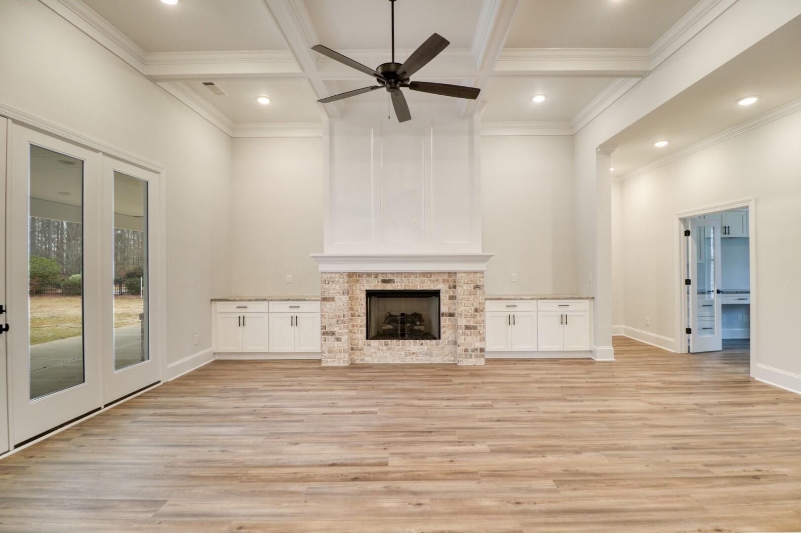 525 LONGSHADOW Drive