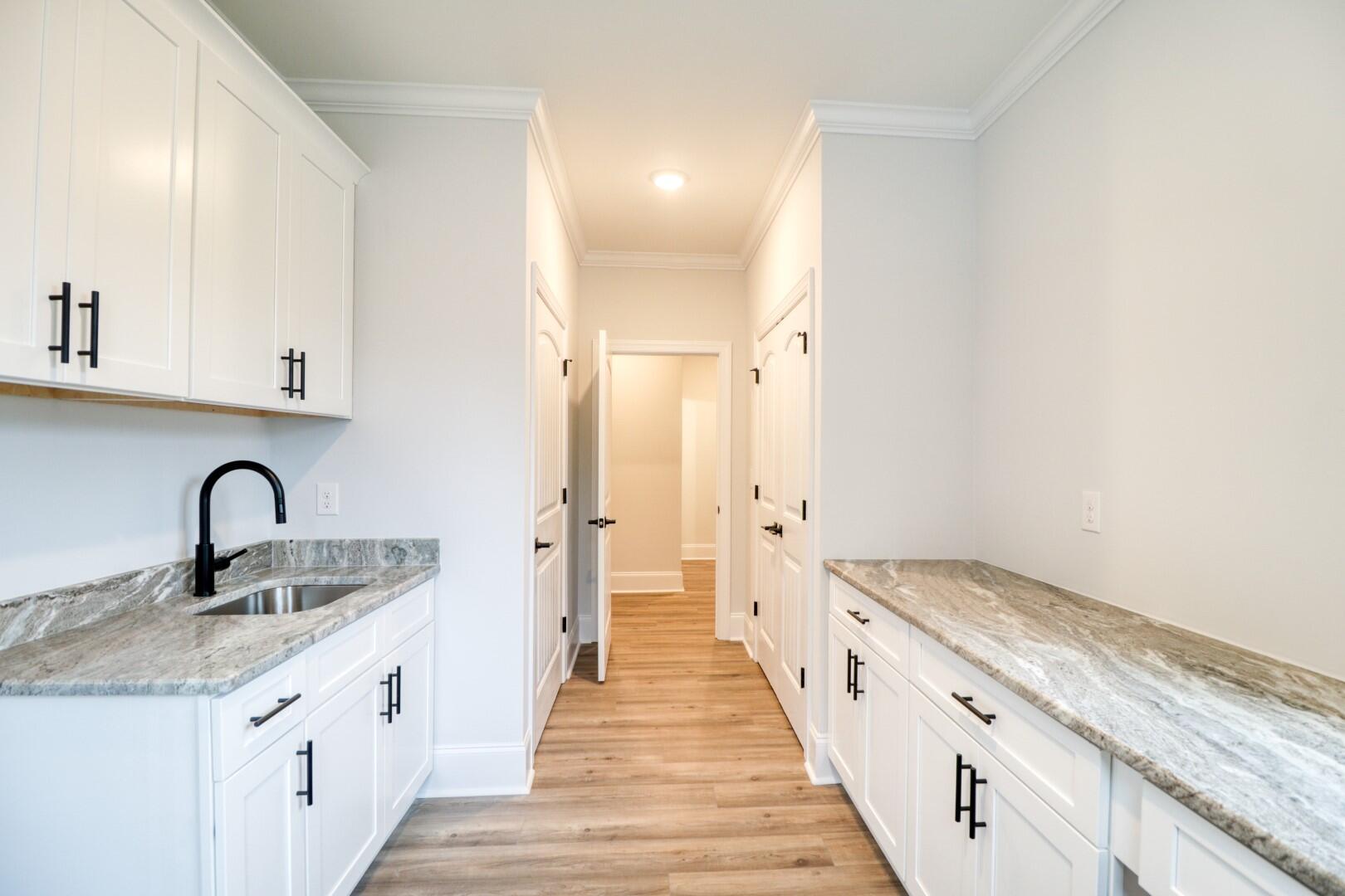 525 LONGSHADOW Drive