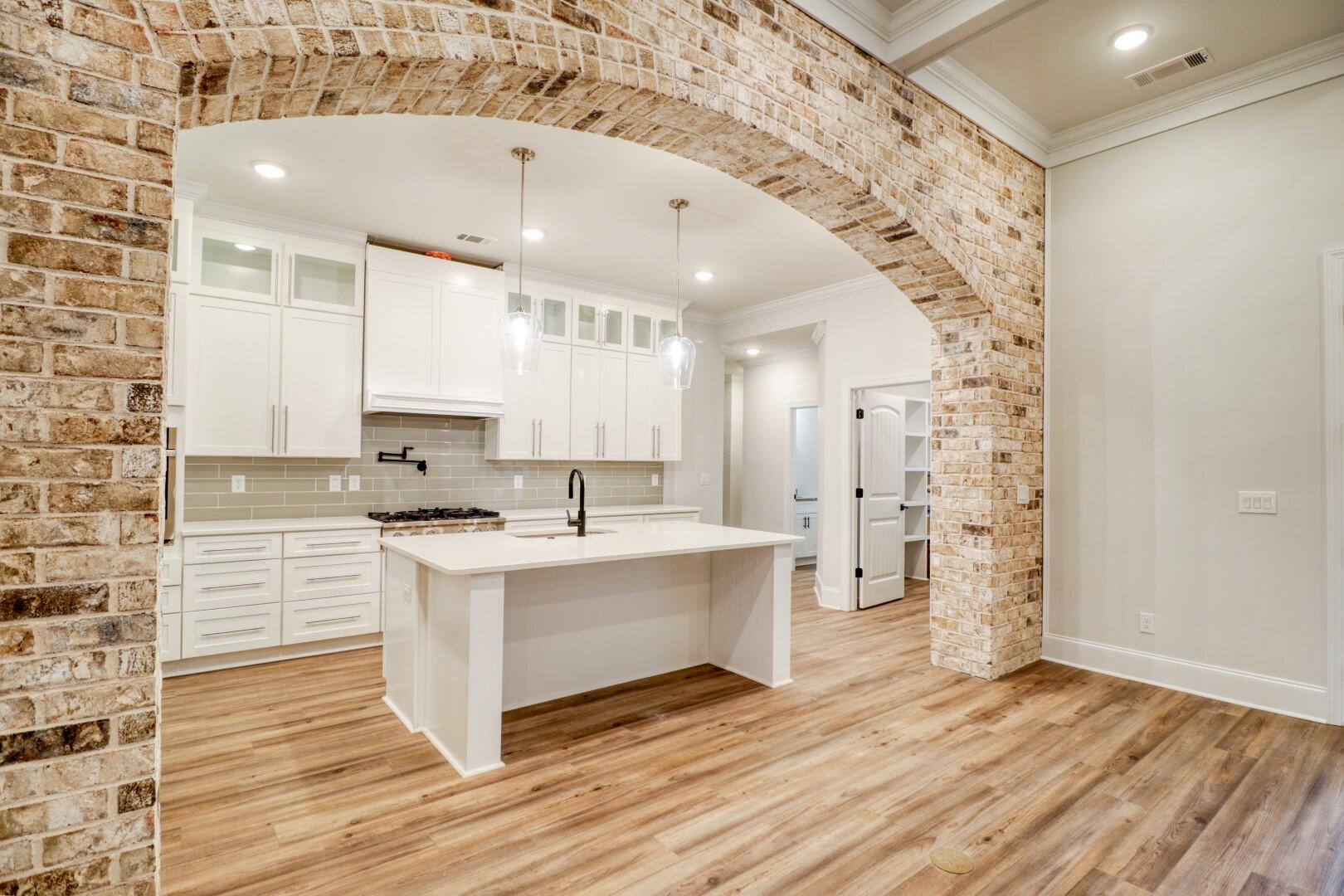 525 LONGSHADOW Drive