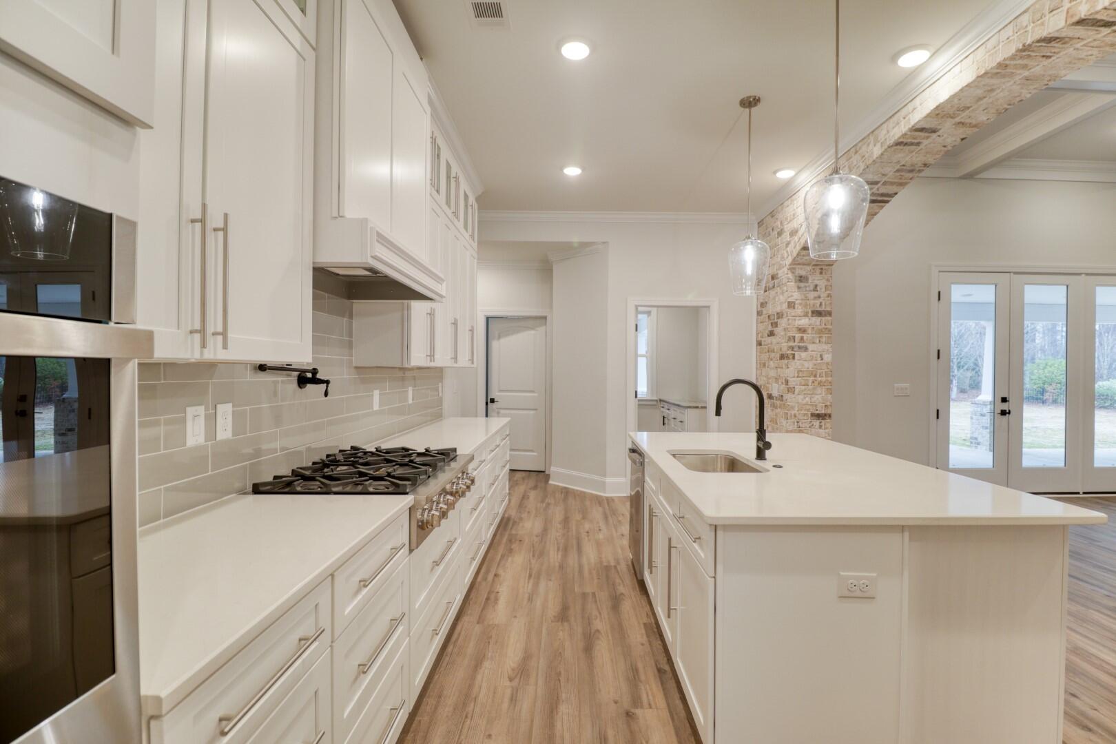 525 LONGSHADOW Drive