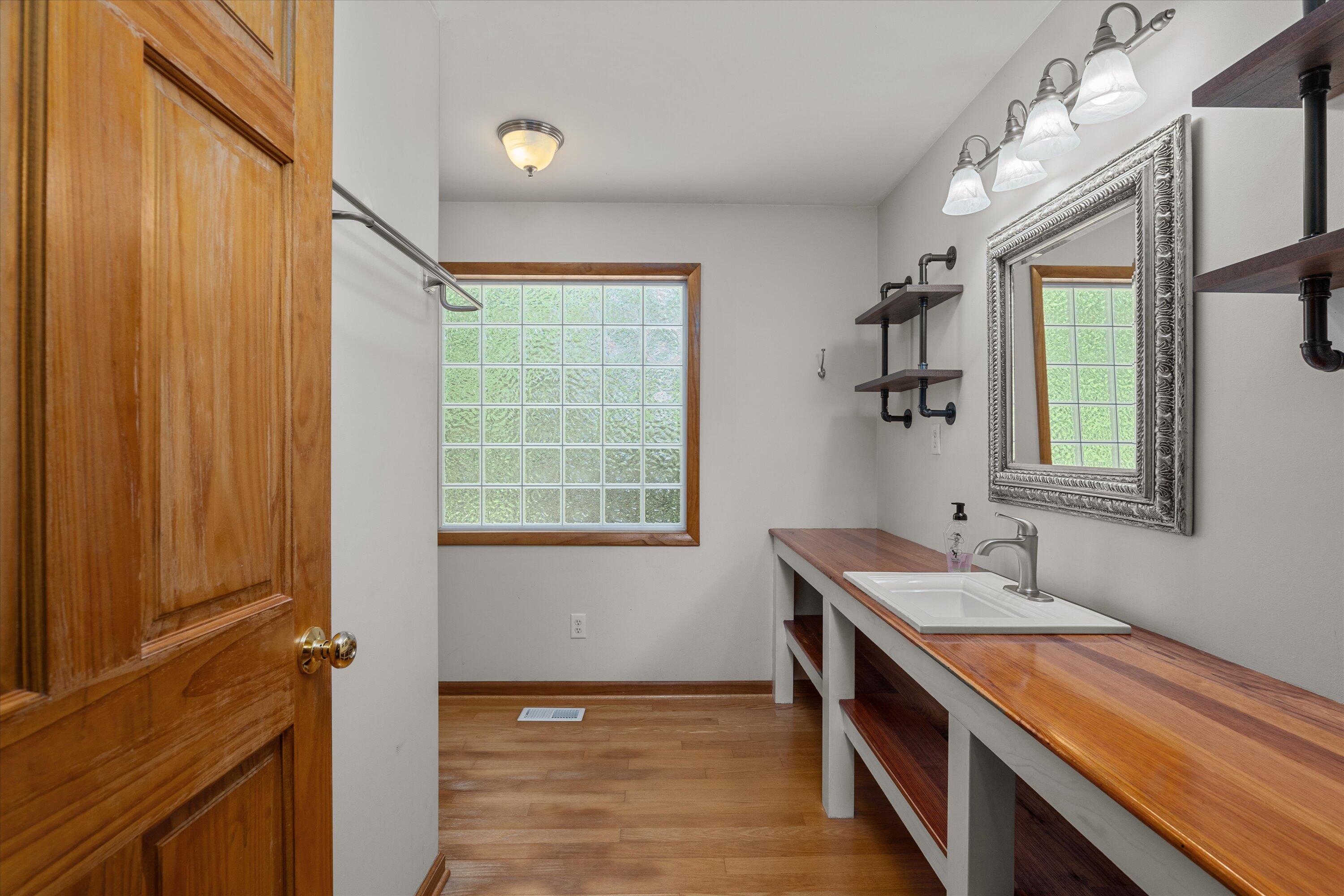 1840 LONERGAN HULME Road