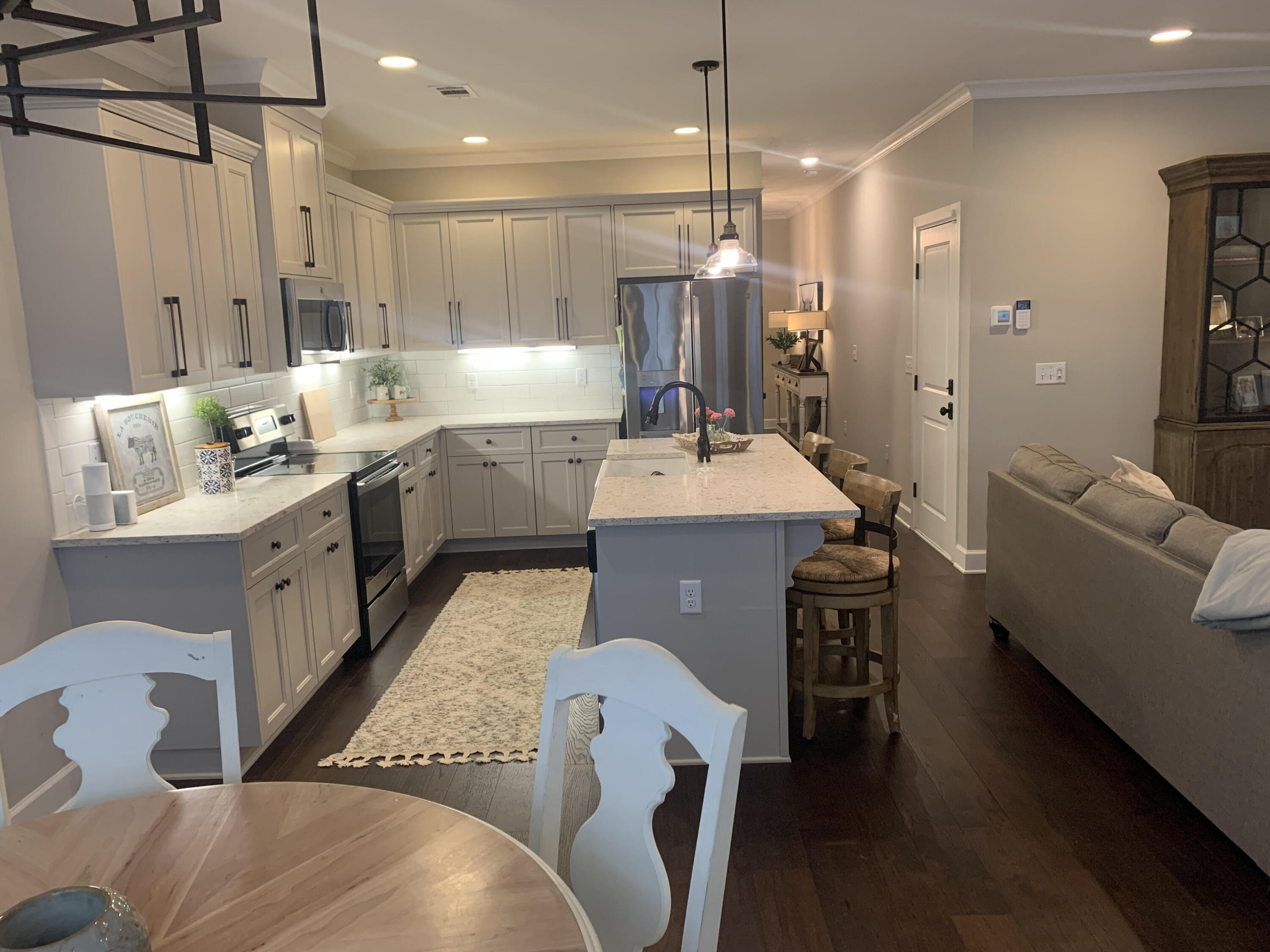 1925 AVENEL Lane