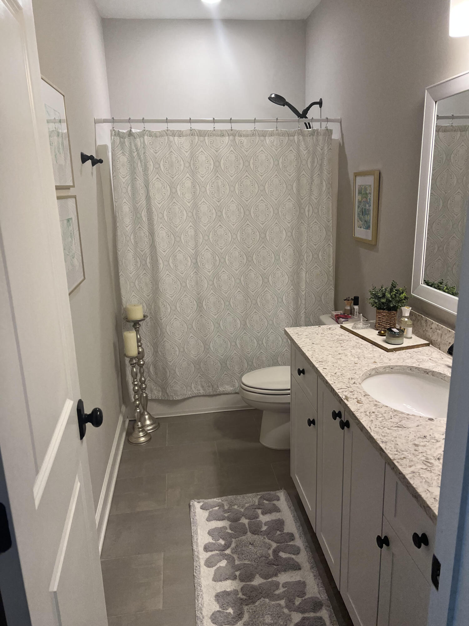 1925 AVENEL Lane