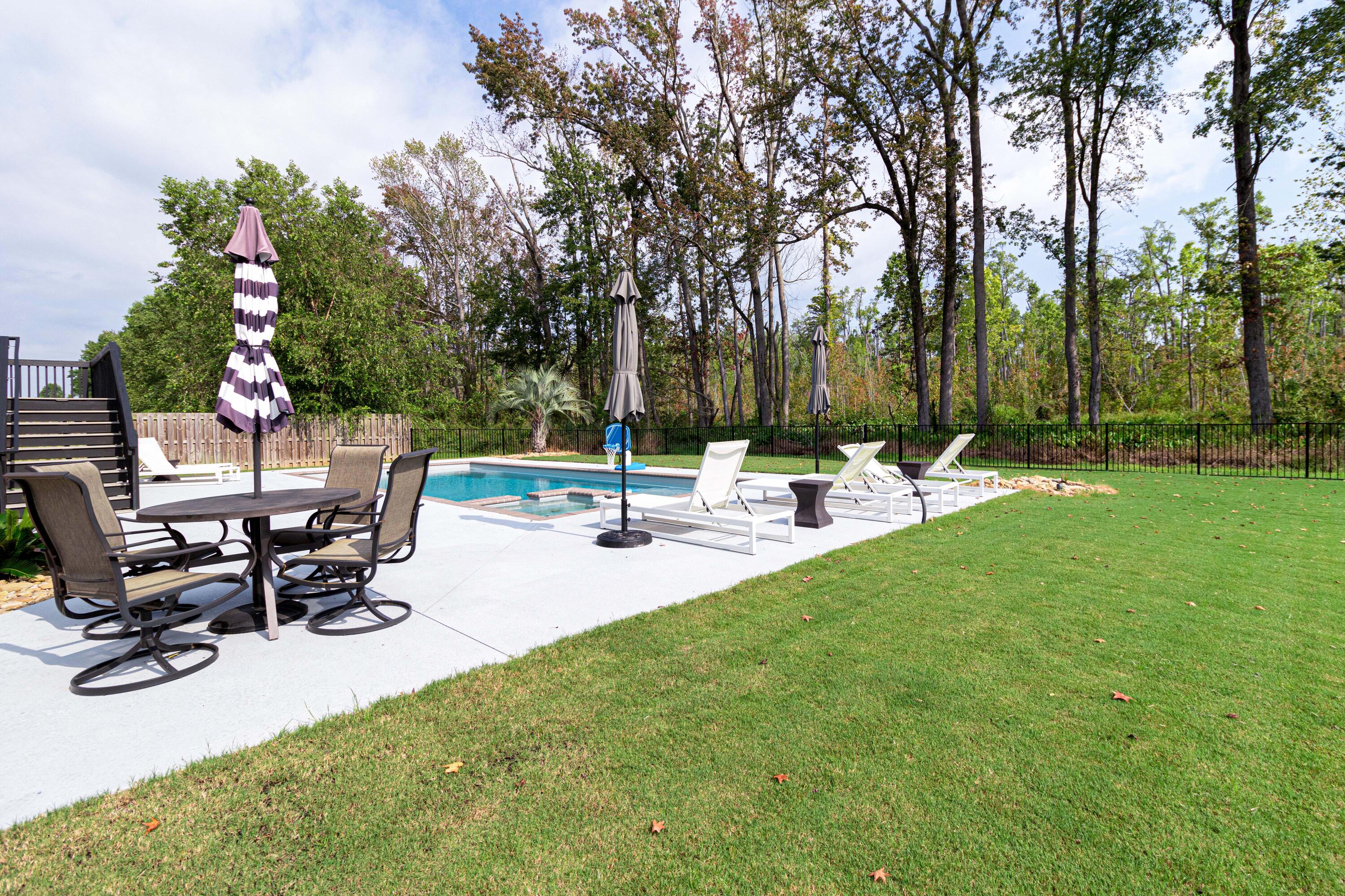 555 Rivernorth Dr.