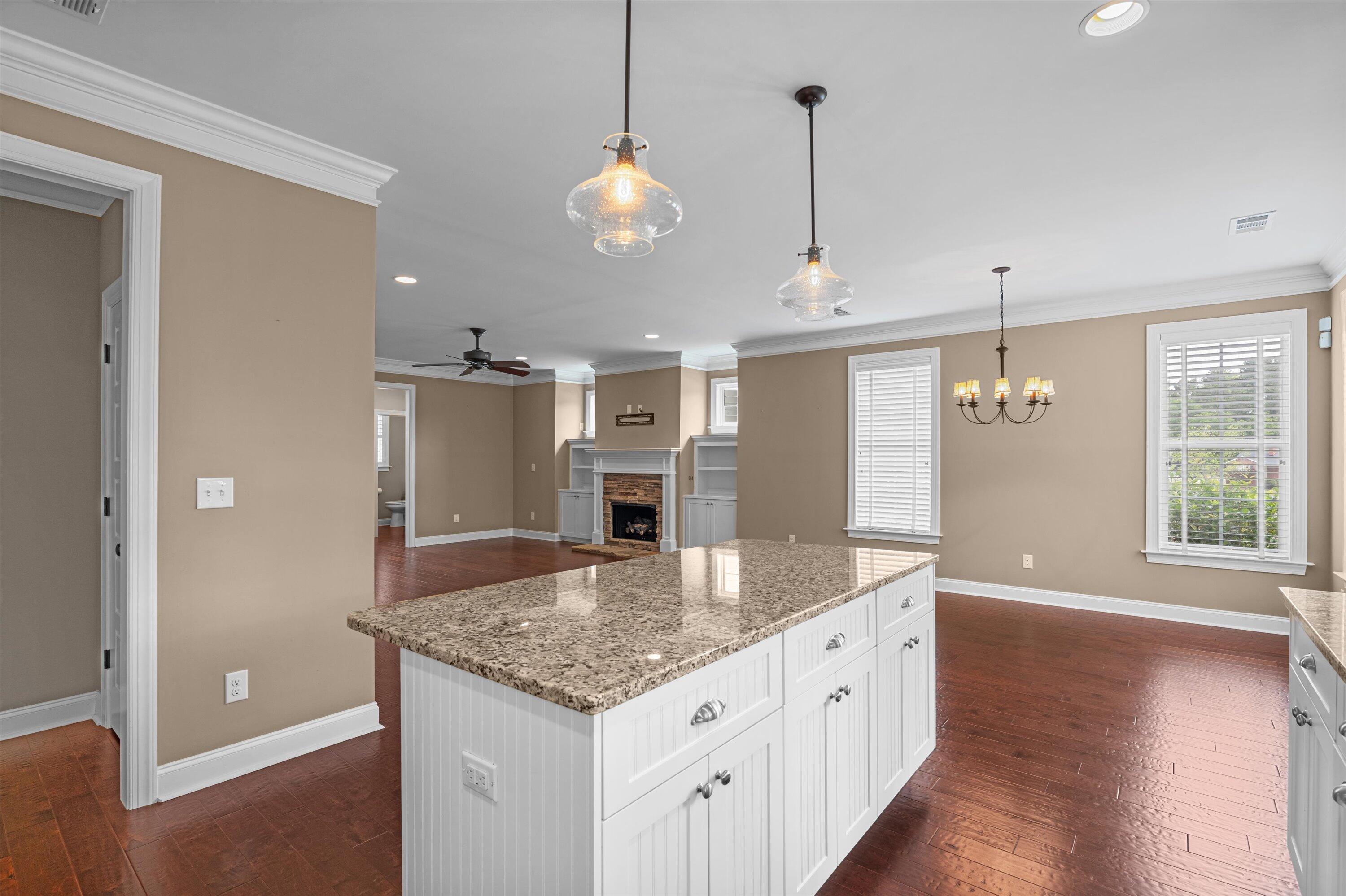 884 Willow Lake