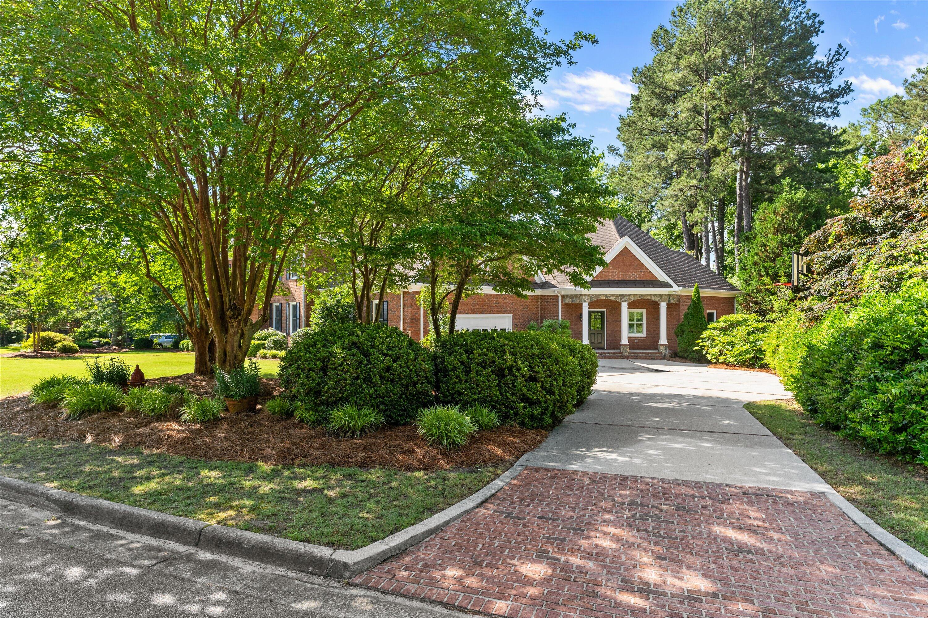 606 W Lake Circle