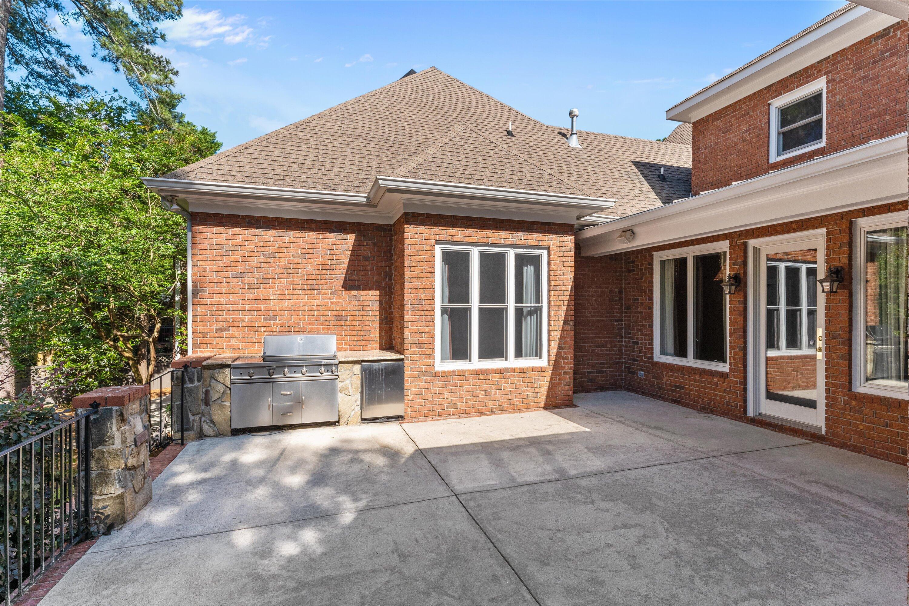 606 W Lake Circle