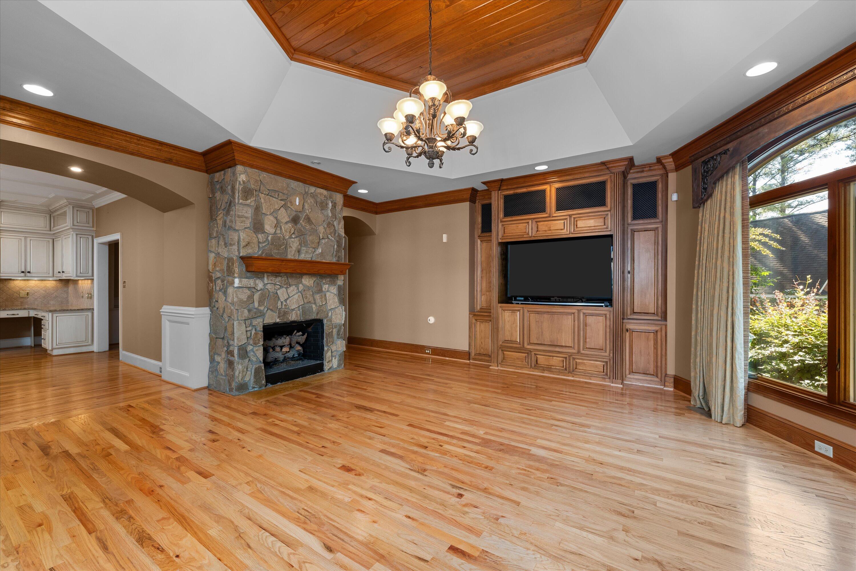 606 W Lake Circle