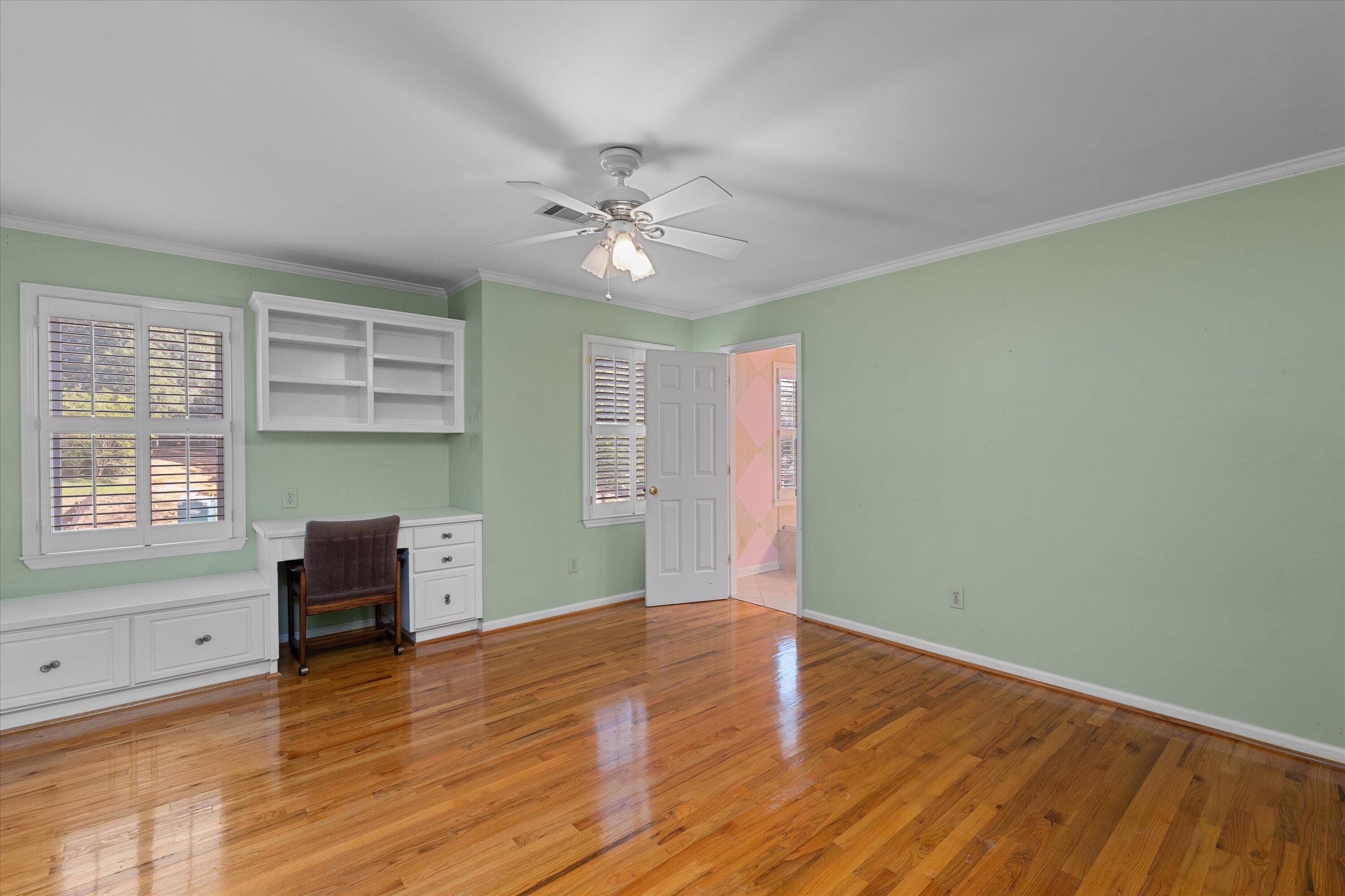 606 W Lake Circle
