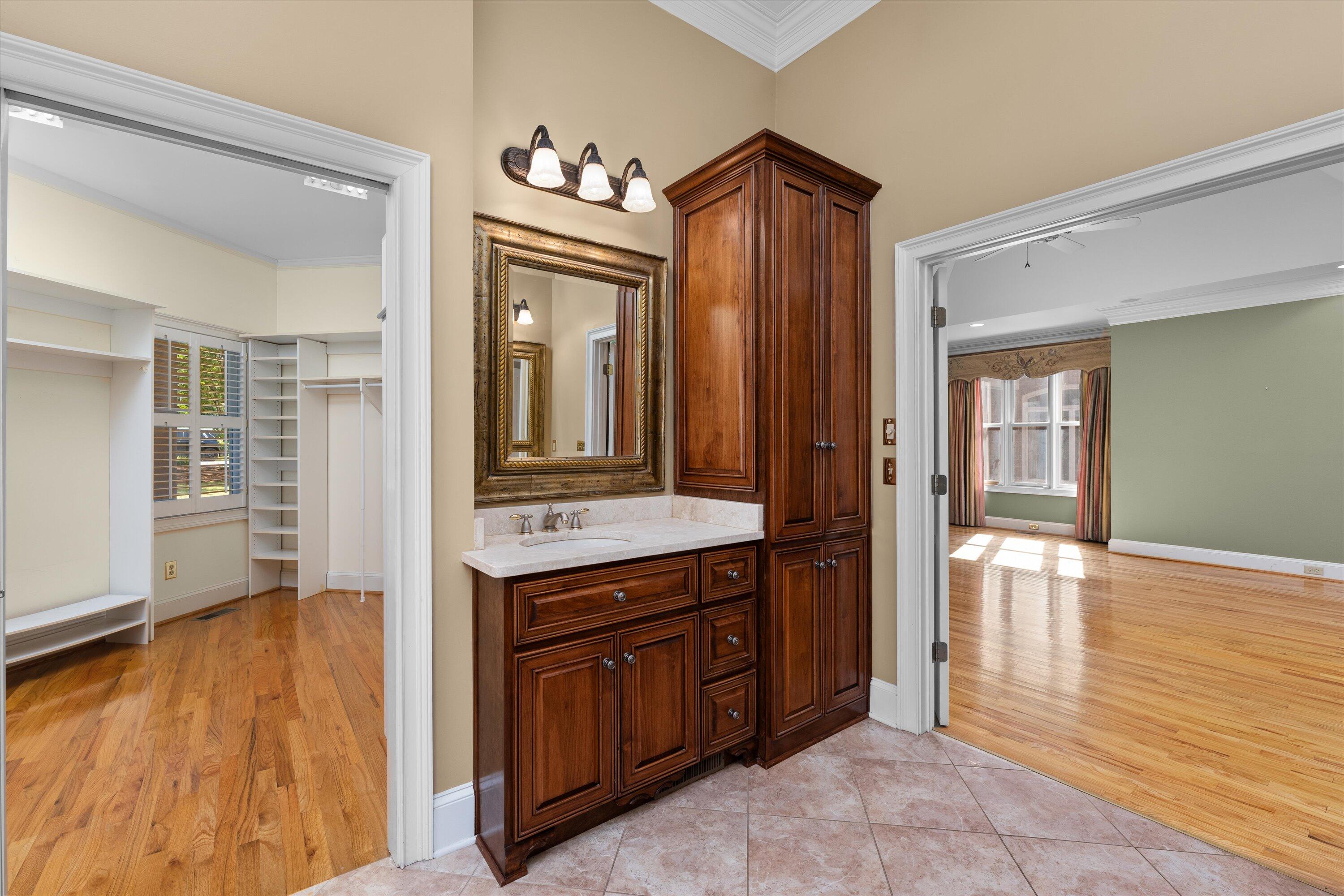 606 W Lake Circle
