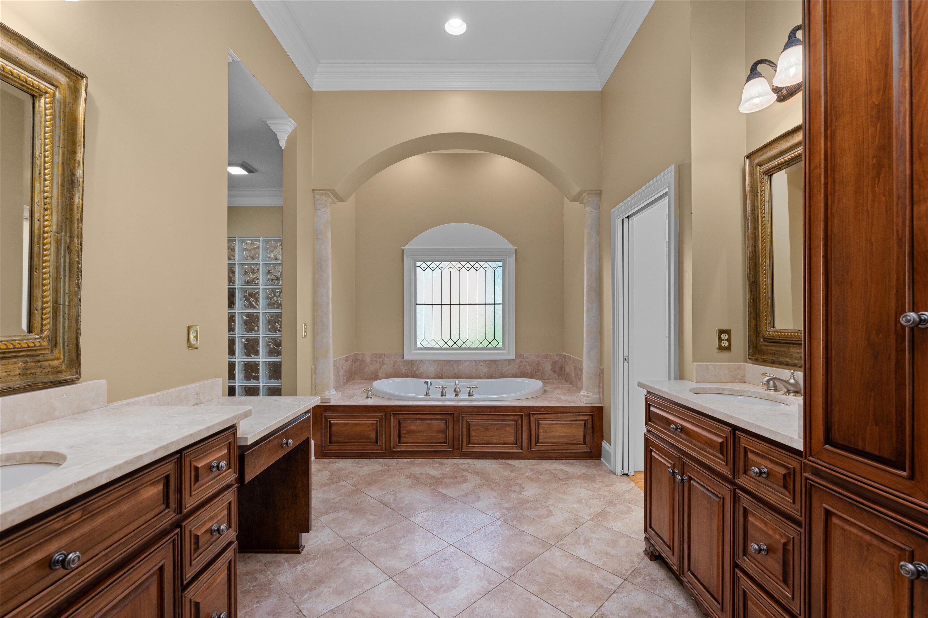 606 W Lake Circle