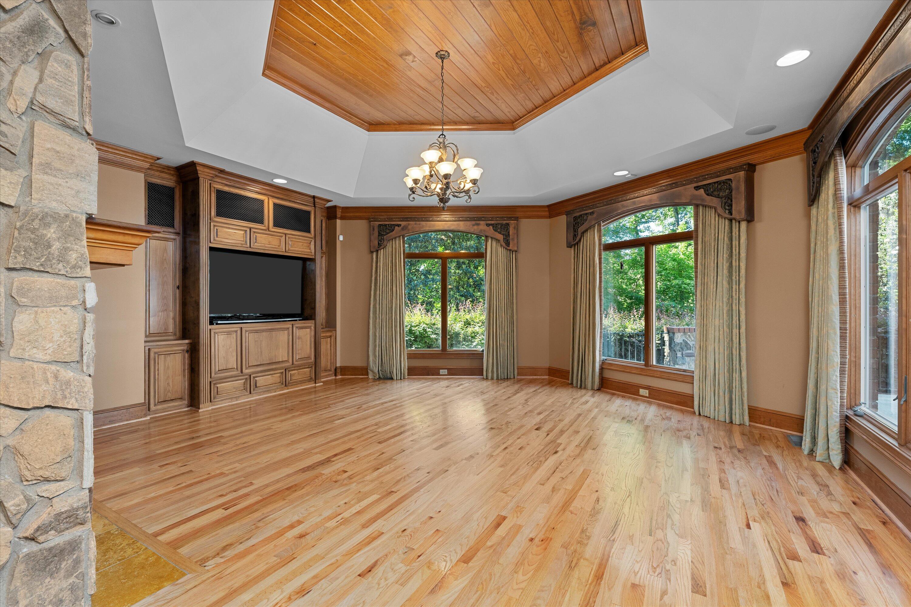 606 W Lake Circle