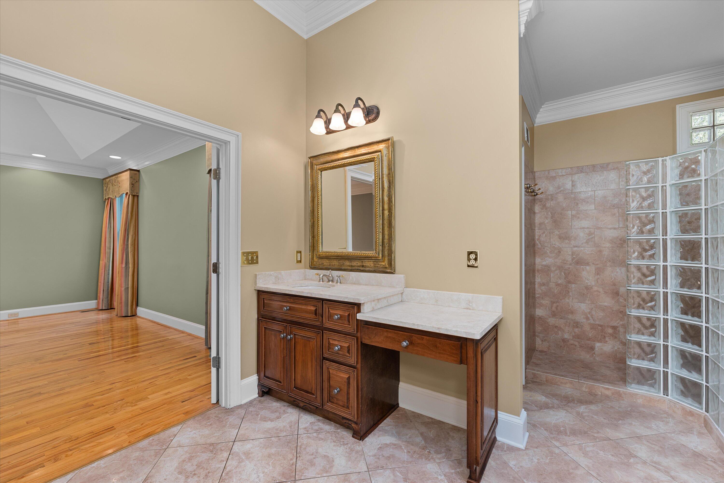 606 W Lake Circle