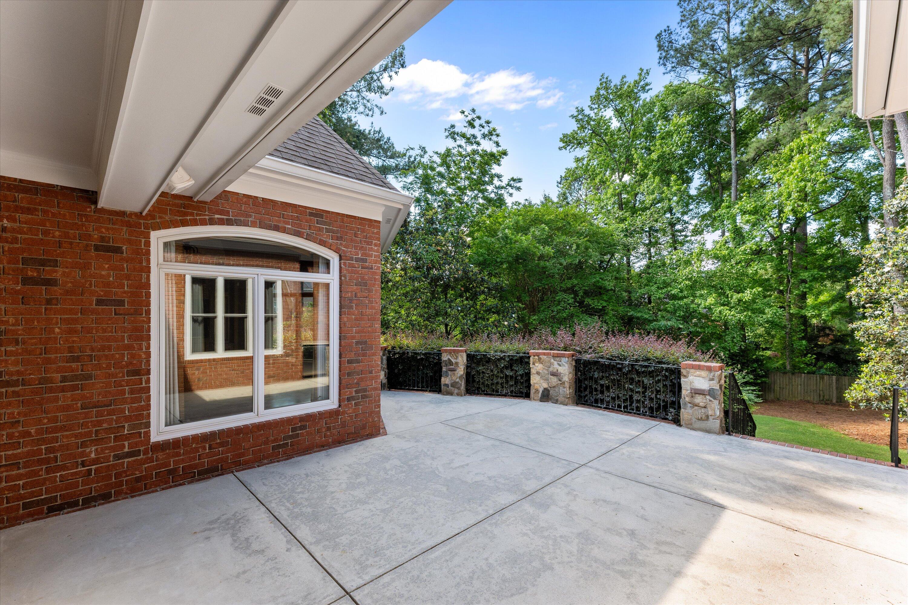 606 W Lake Circle