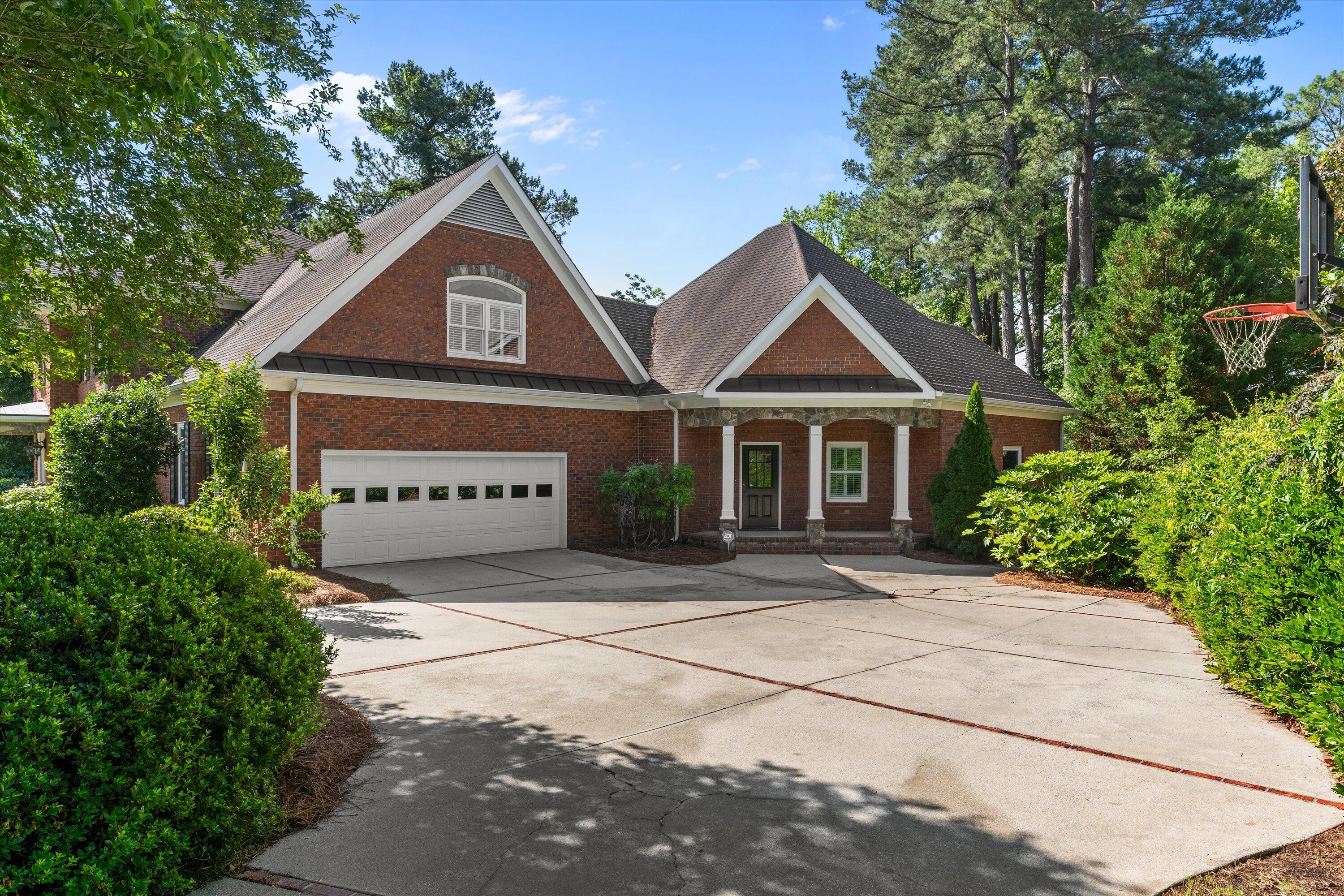 606 W Lake Circle